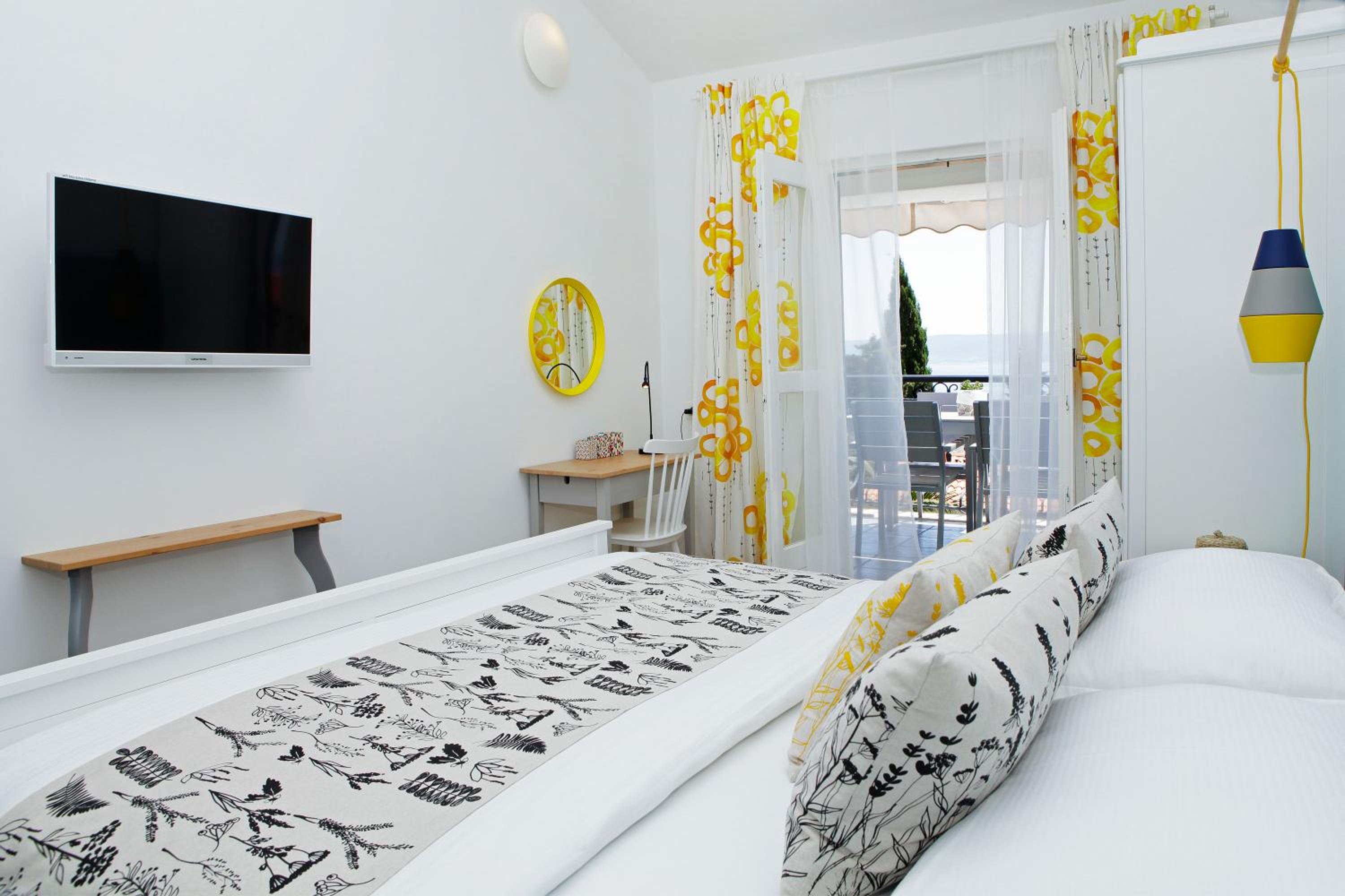 One-Bedroom Apartment with Terrace and Sea View - Photo 13
