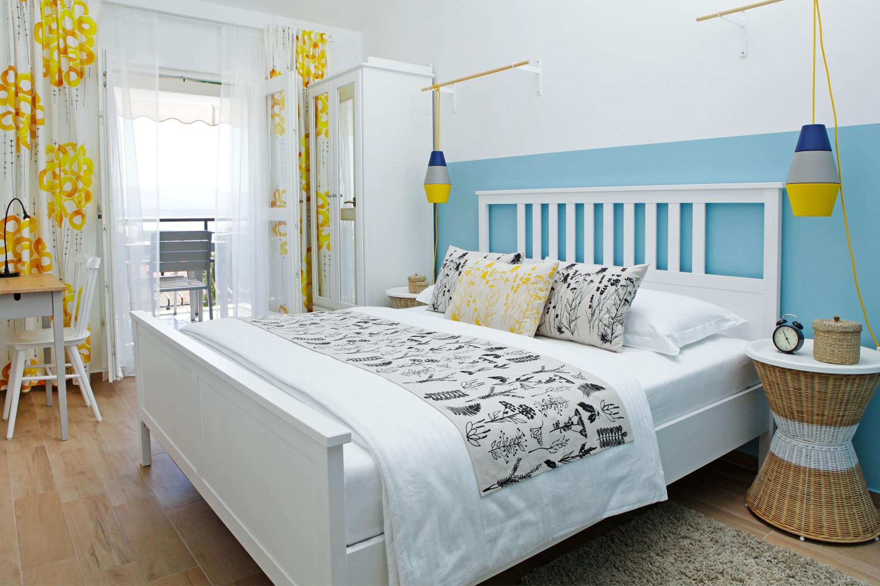 One-Bedroom Apartment with Terrace and Sea View - Photo 1
