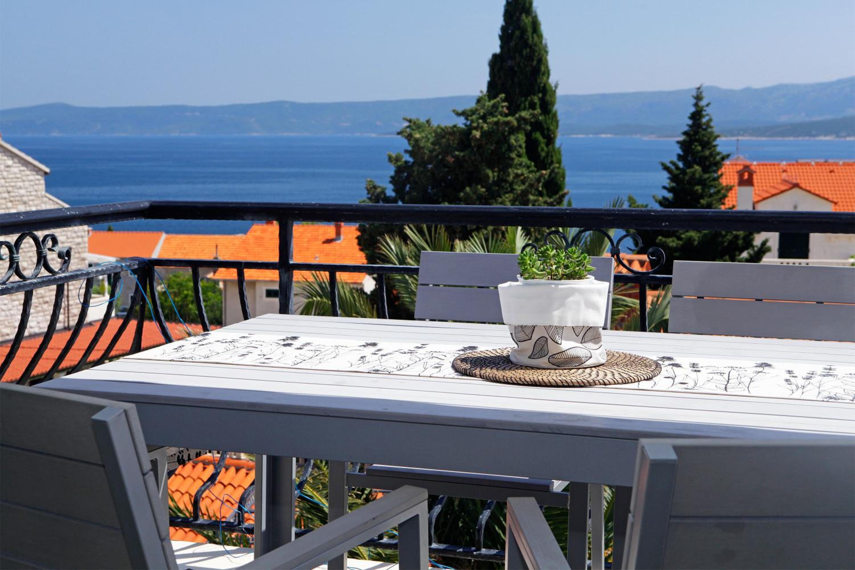 One-Bedroom Apartment with Terrace and Sea View - Photo 3