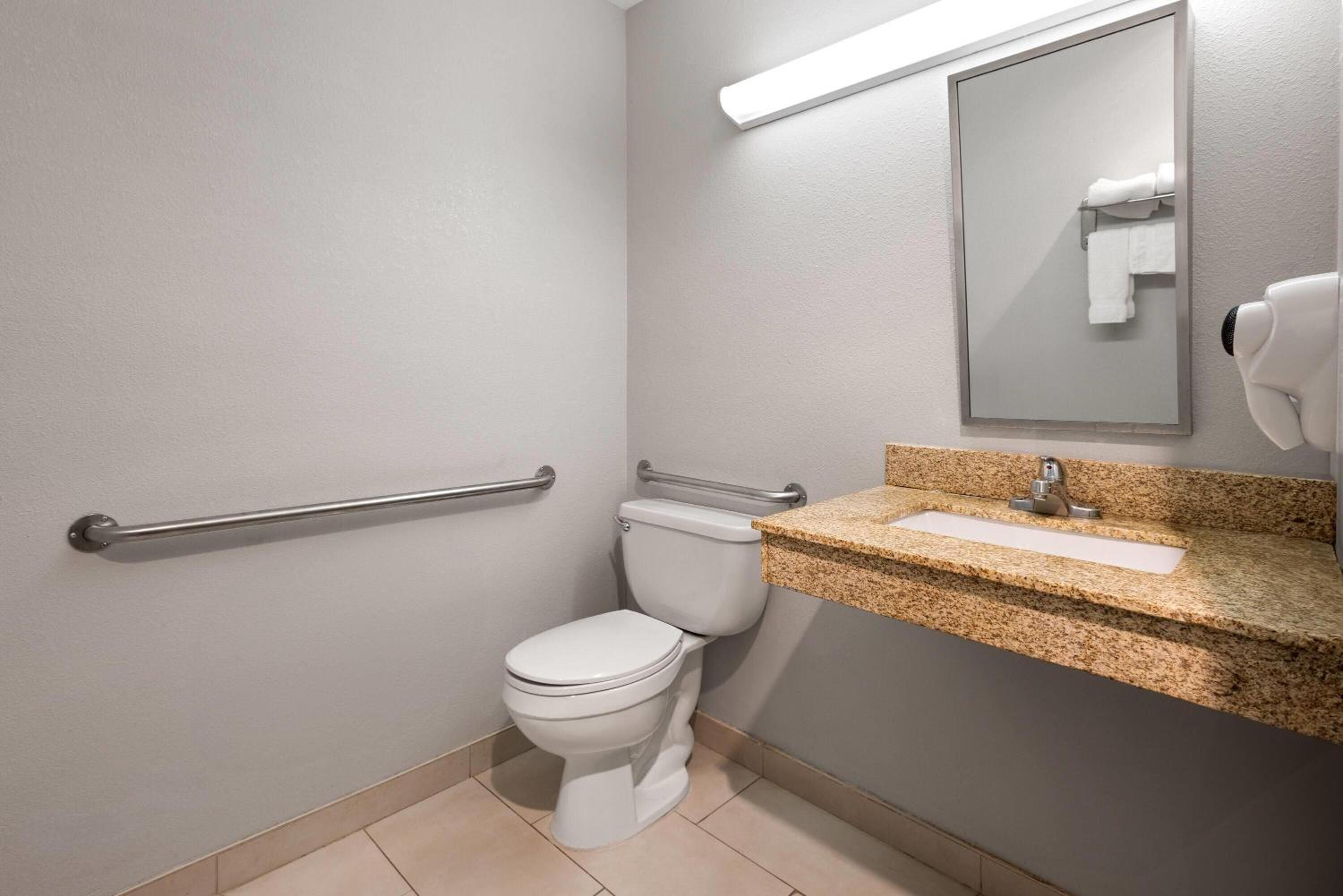Queen Room with Roll-In Shower - Mobility/Hearing Accessible - Non-Smoking - Photo 2