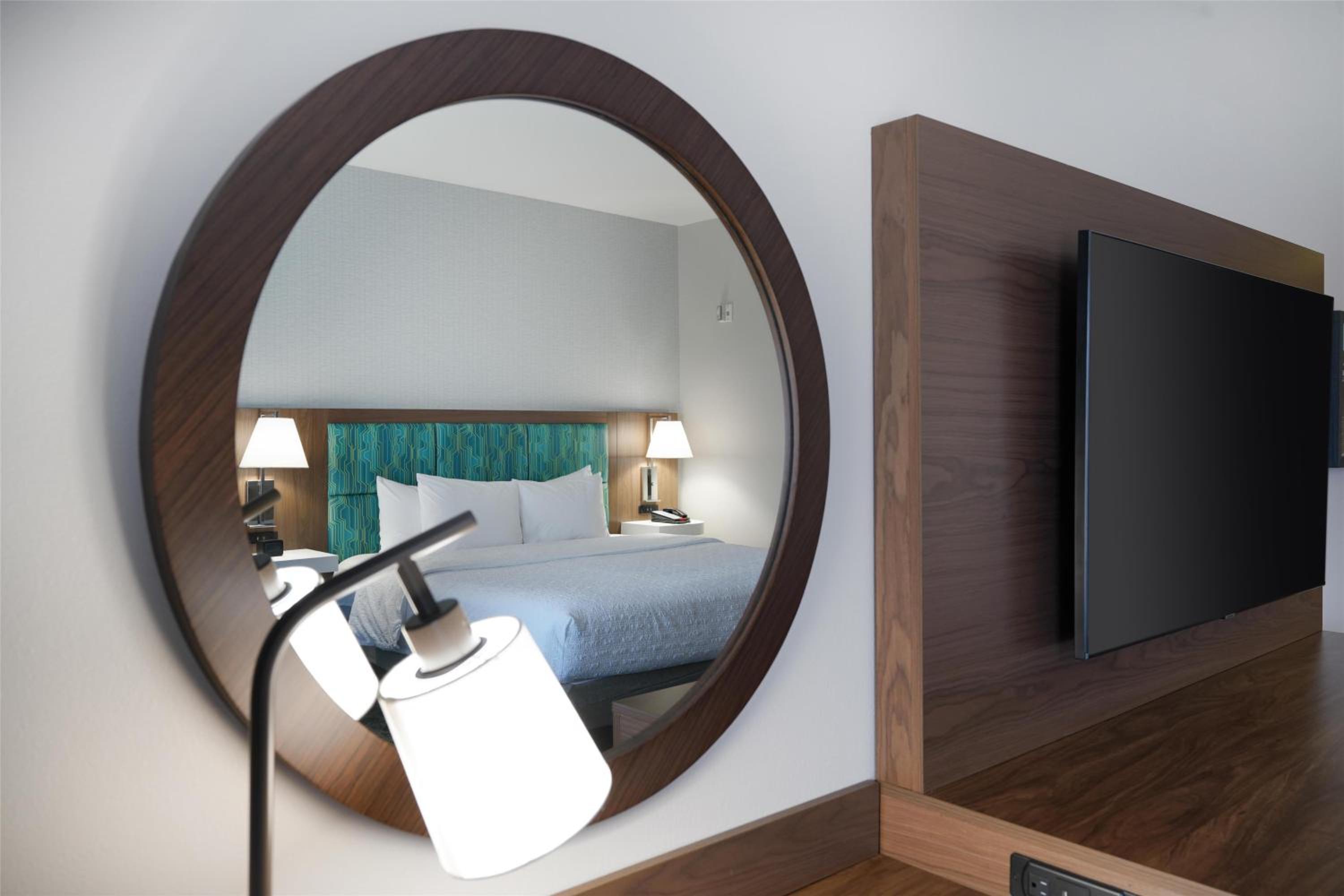 King Room with King Bed - Non-Smoking - Photo 2