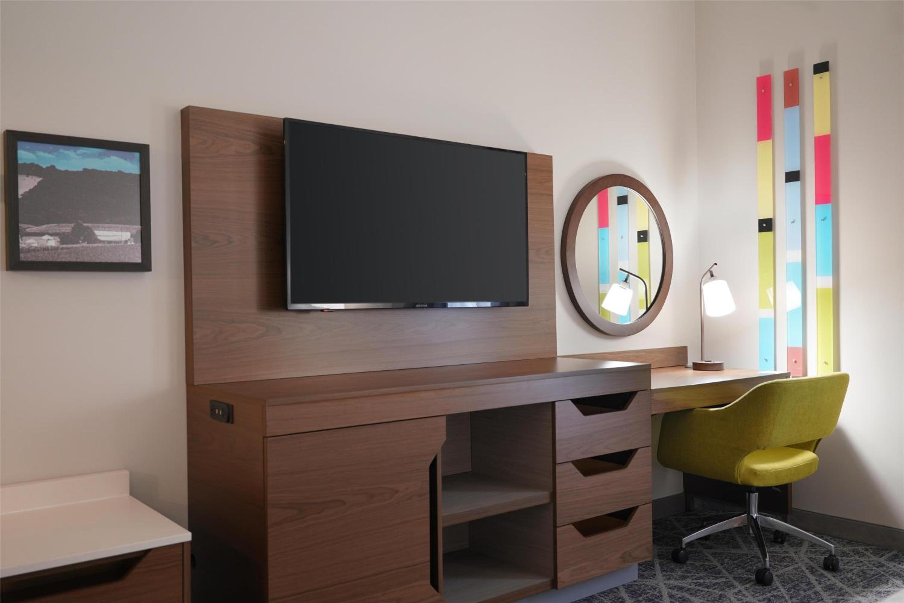 King Room with King Bed - Non-Smoking - Photo 4