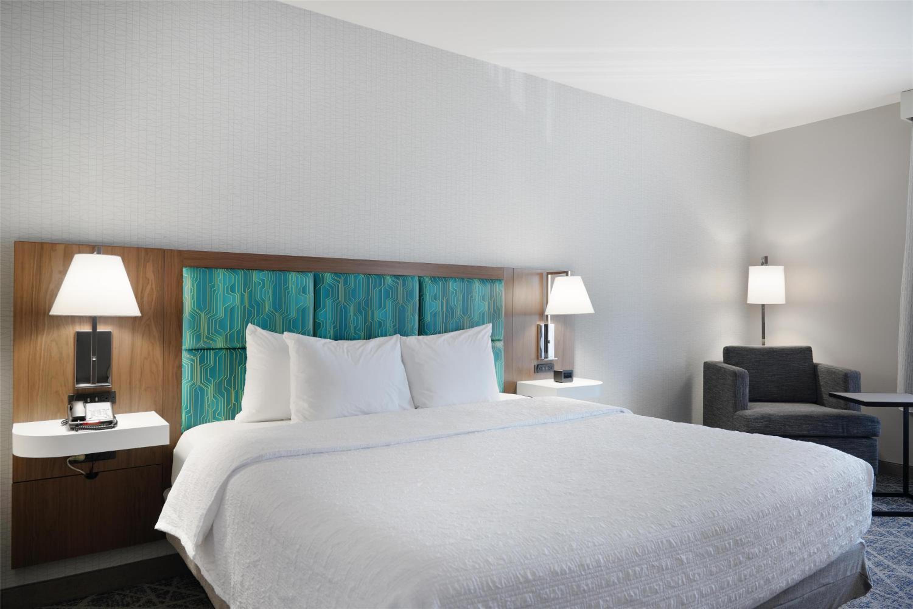 King Room with King Bed - Non-Smoking - Photo 3