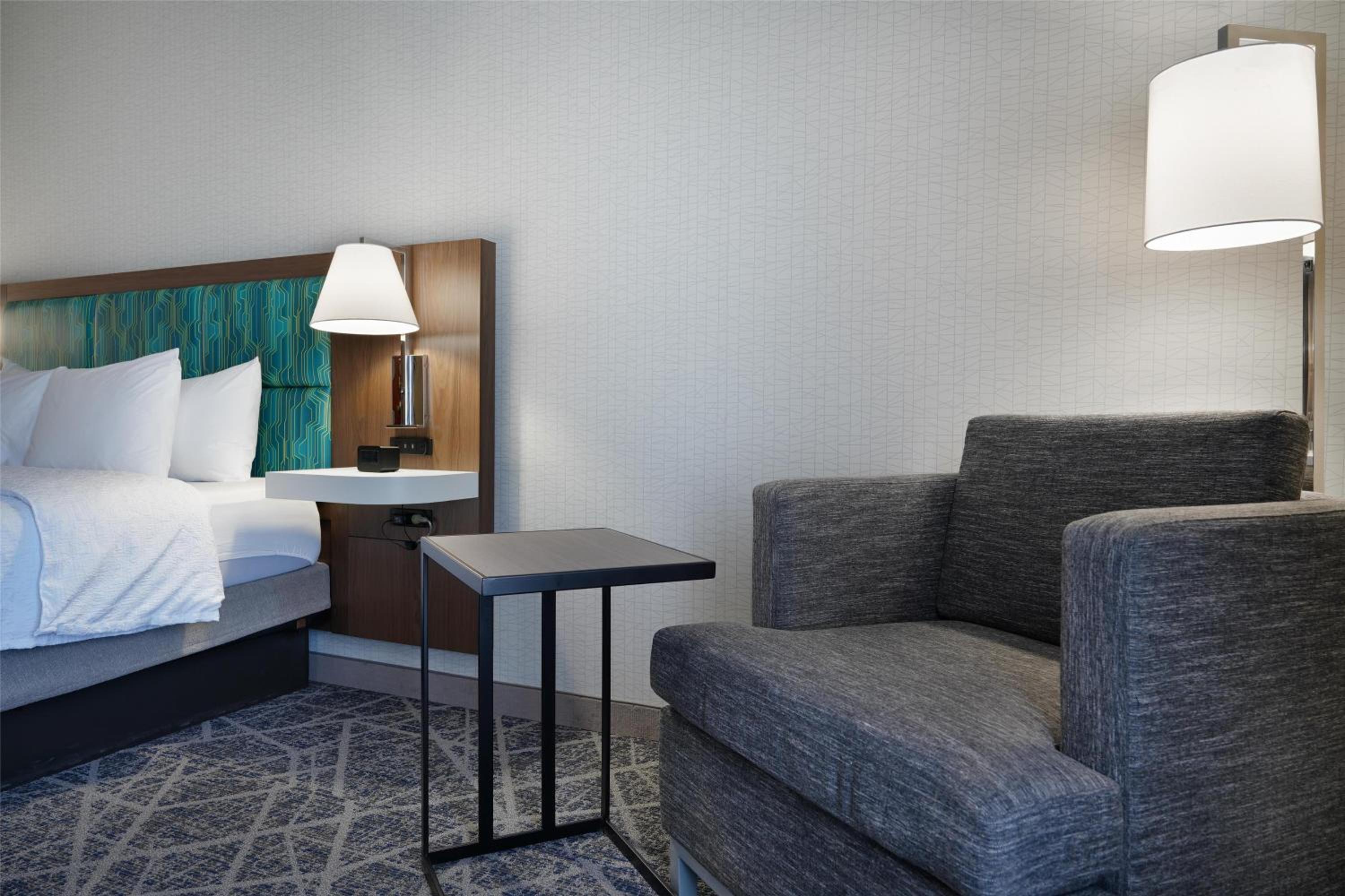 King Room with King Bed - Non-Smoking - Photo 5