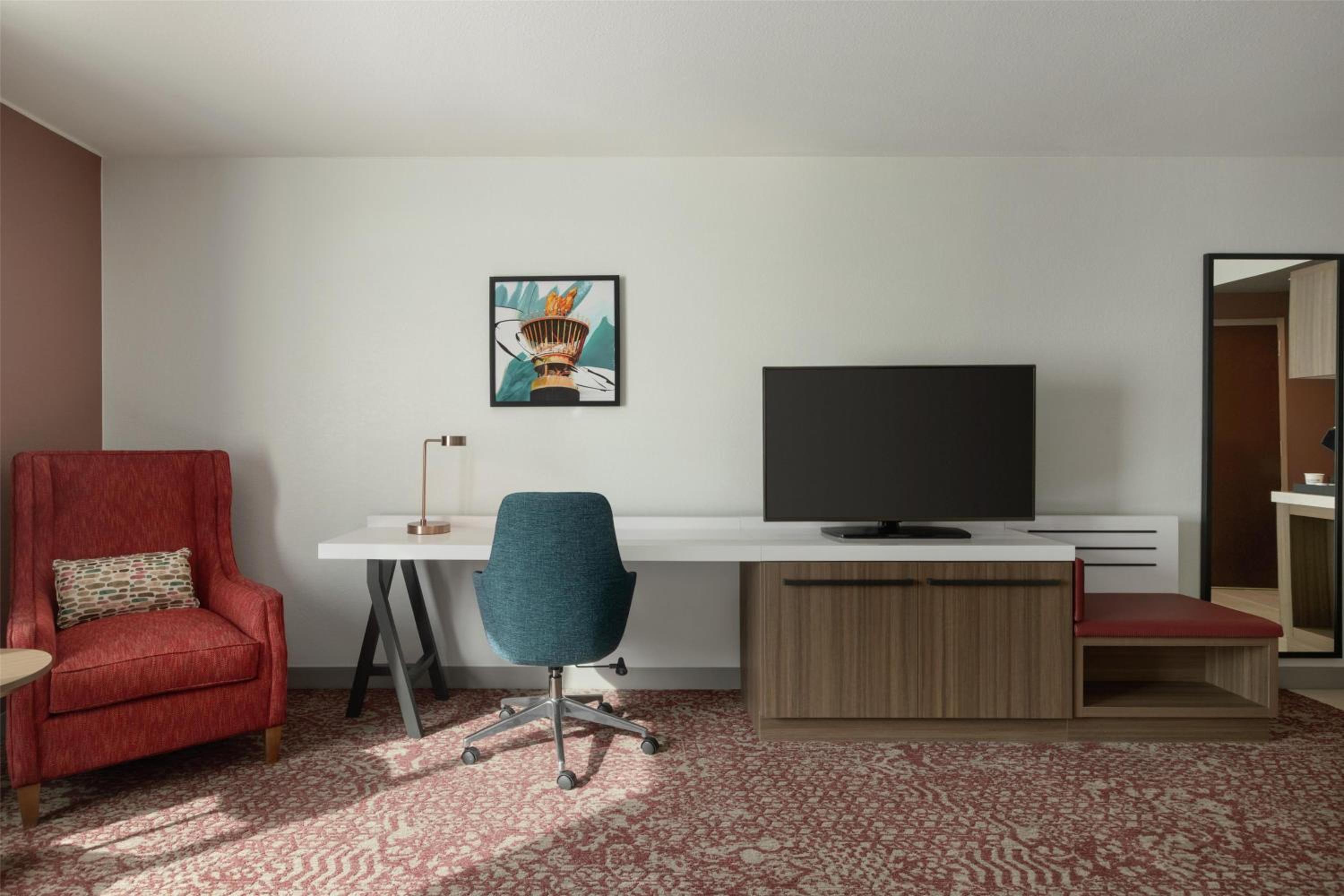 Large King Room with Sofa Bed - Non-Smoking - Photo 5
