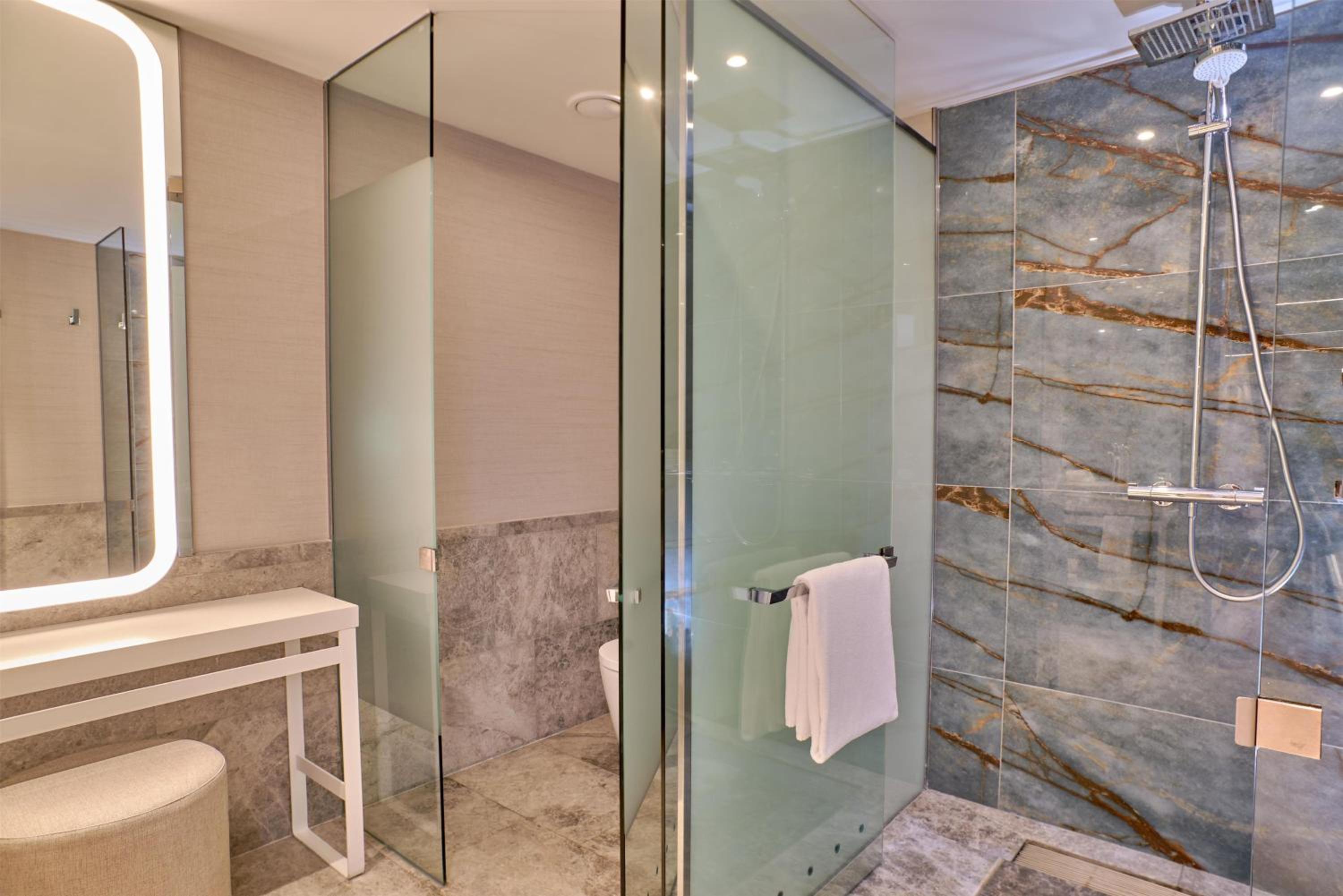 Executive King Petite Suite