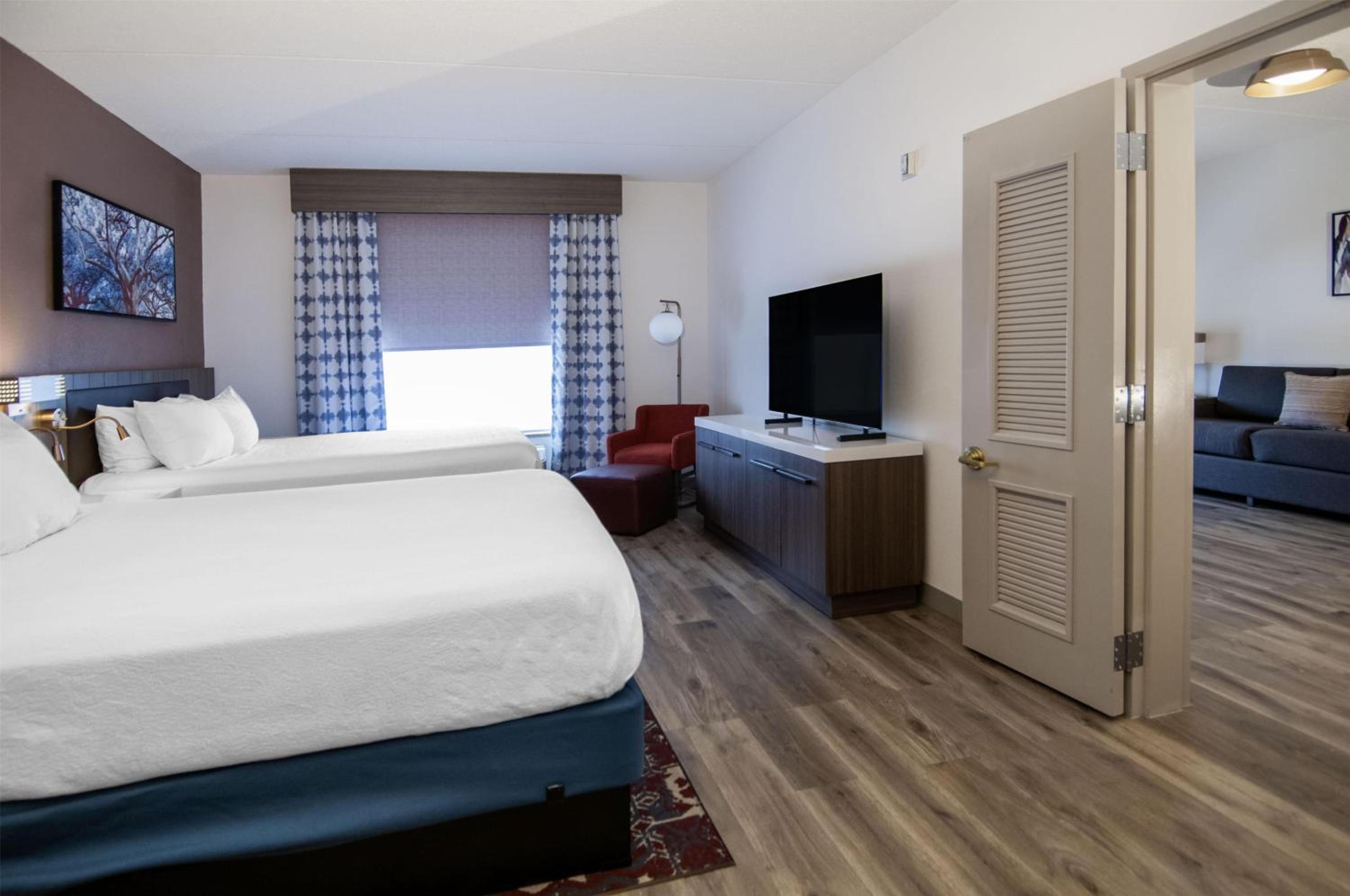 One-Bedroom Suite with Two Queen Beds, Jetted Bath Tub and Sofa Bed - Photo 3