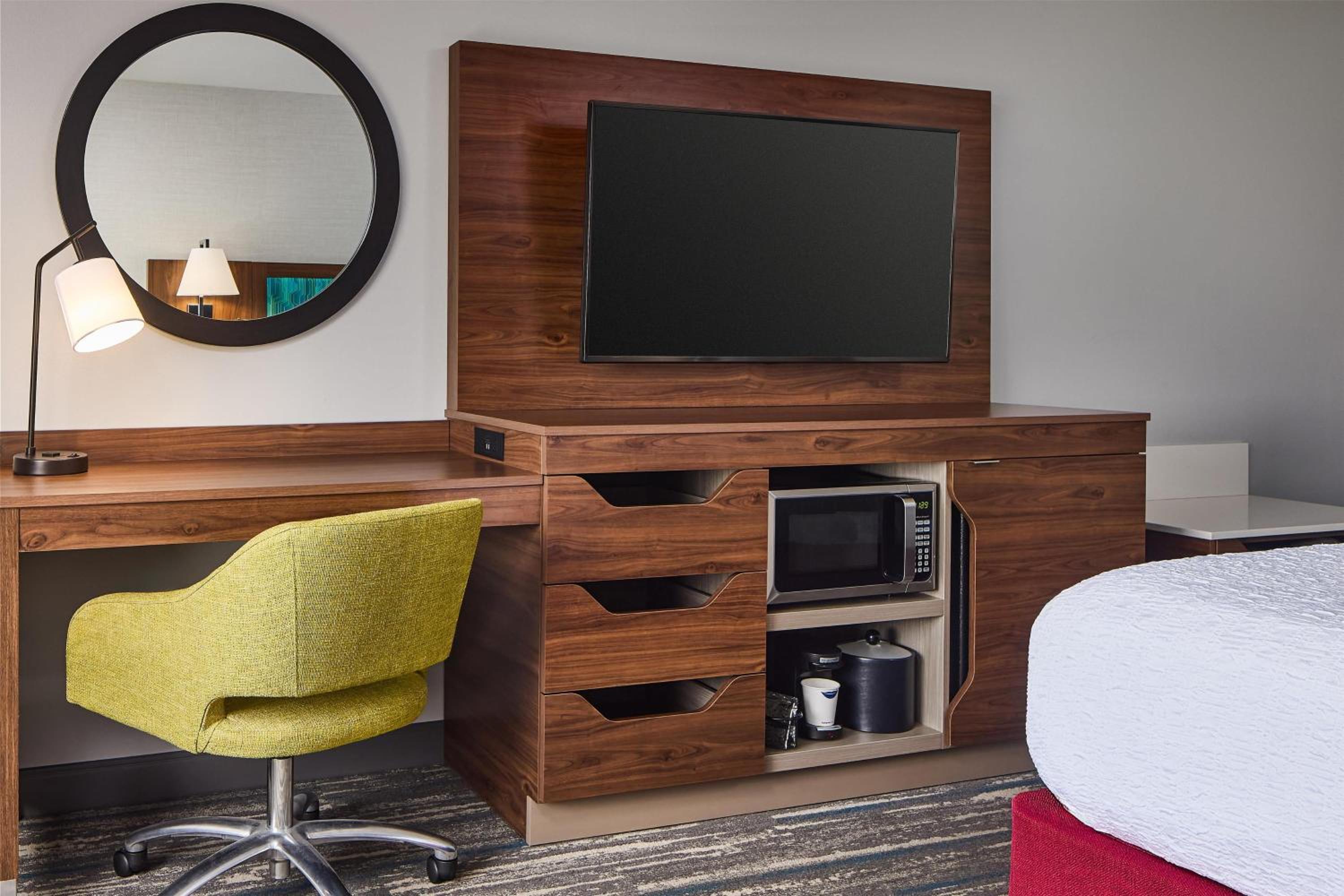 King Room with Microwave and Fridge - Photo 1