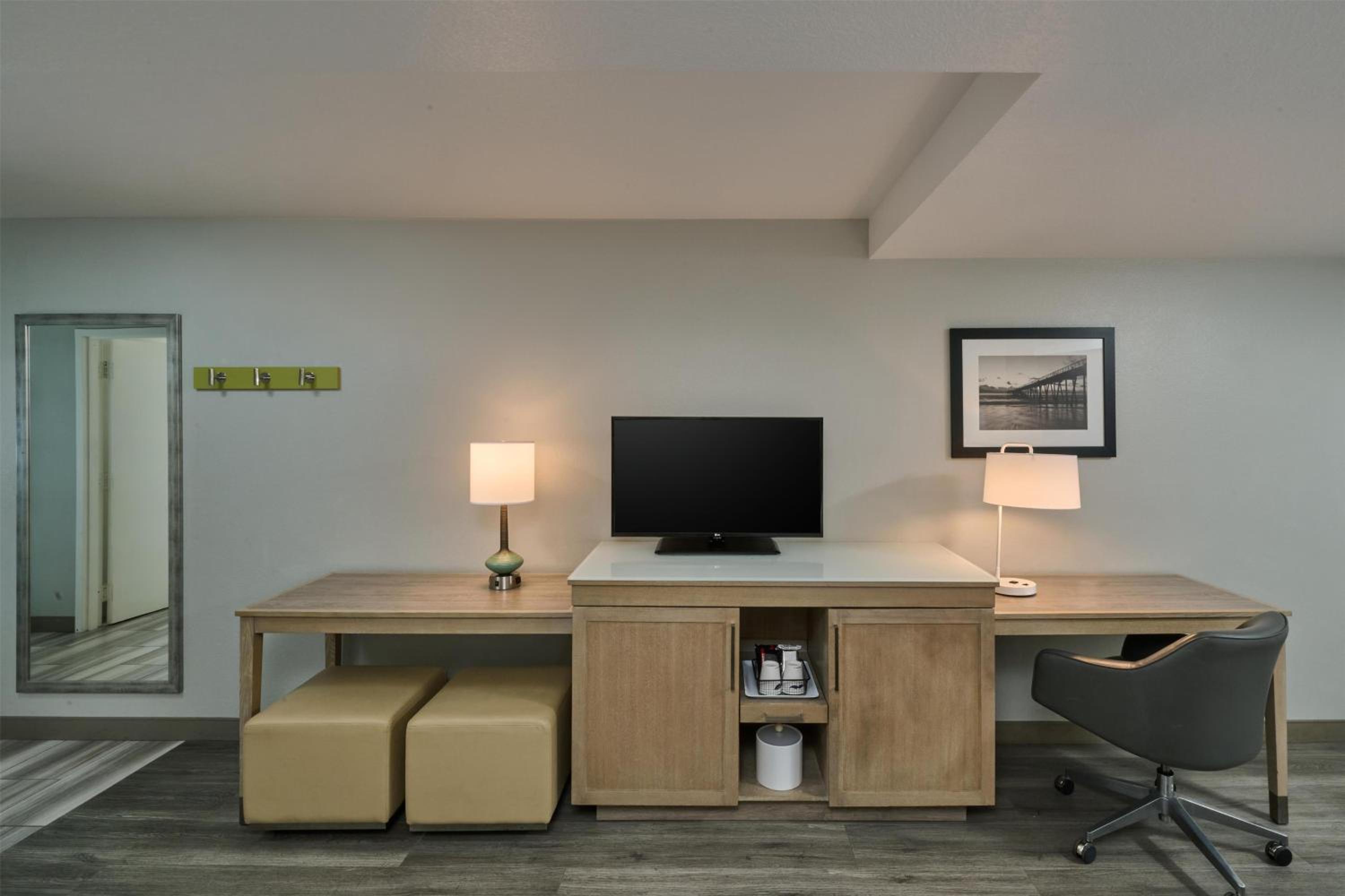King Study Room with Balcony - Non-Smoking - Photo 4