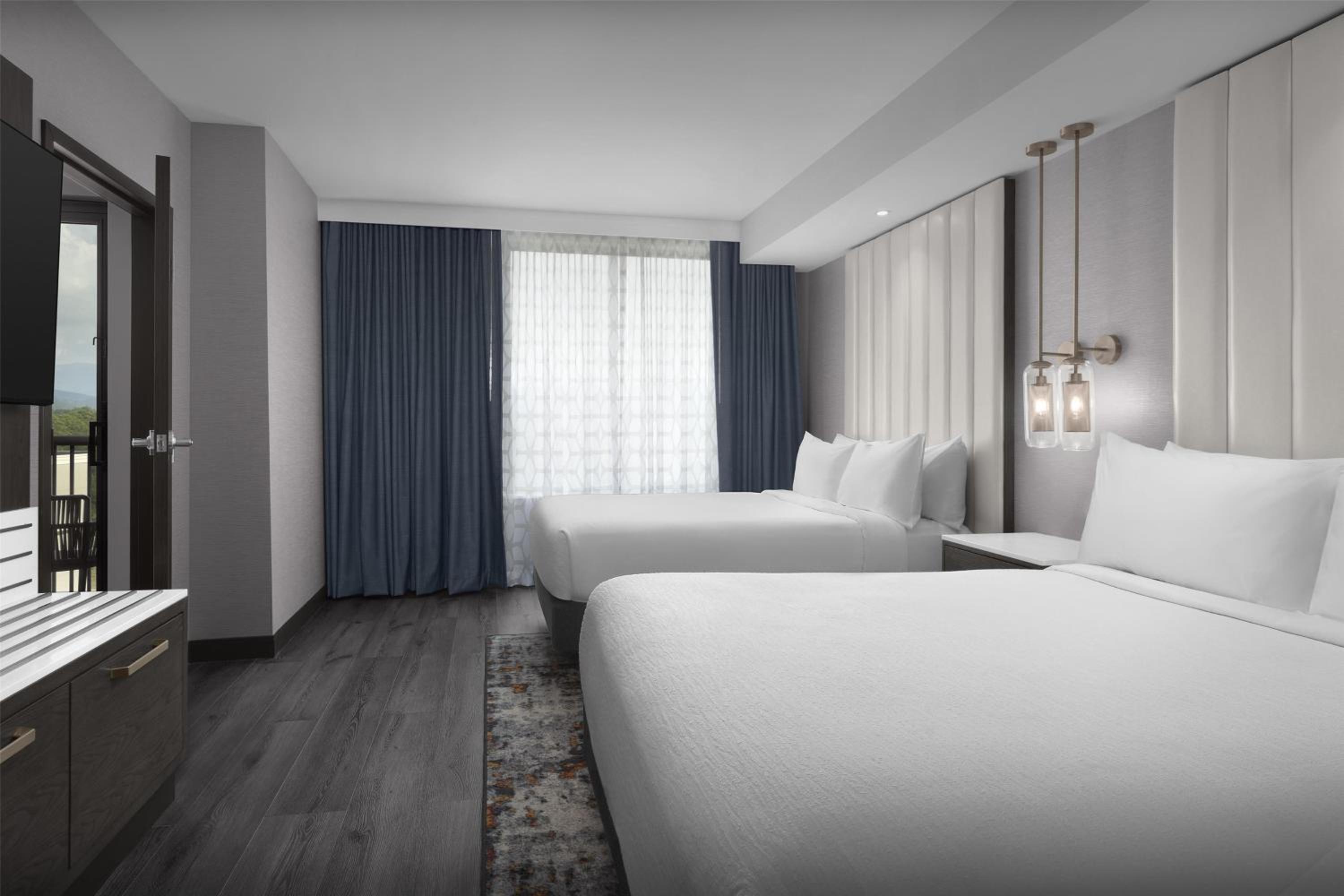 Two-Room Queen Suite Room with Two Queen Beds and Bath Tub - Balcony/Mobility Accessible - Photo 3