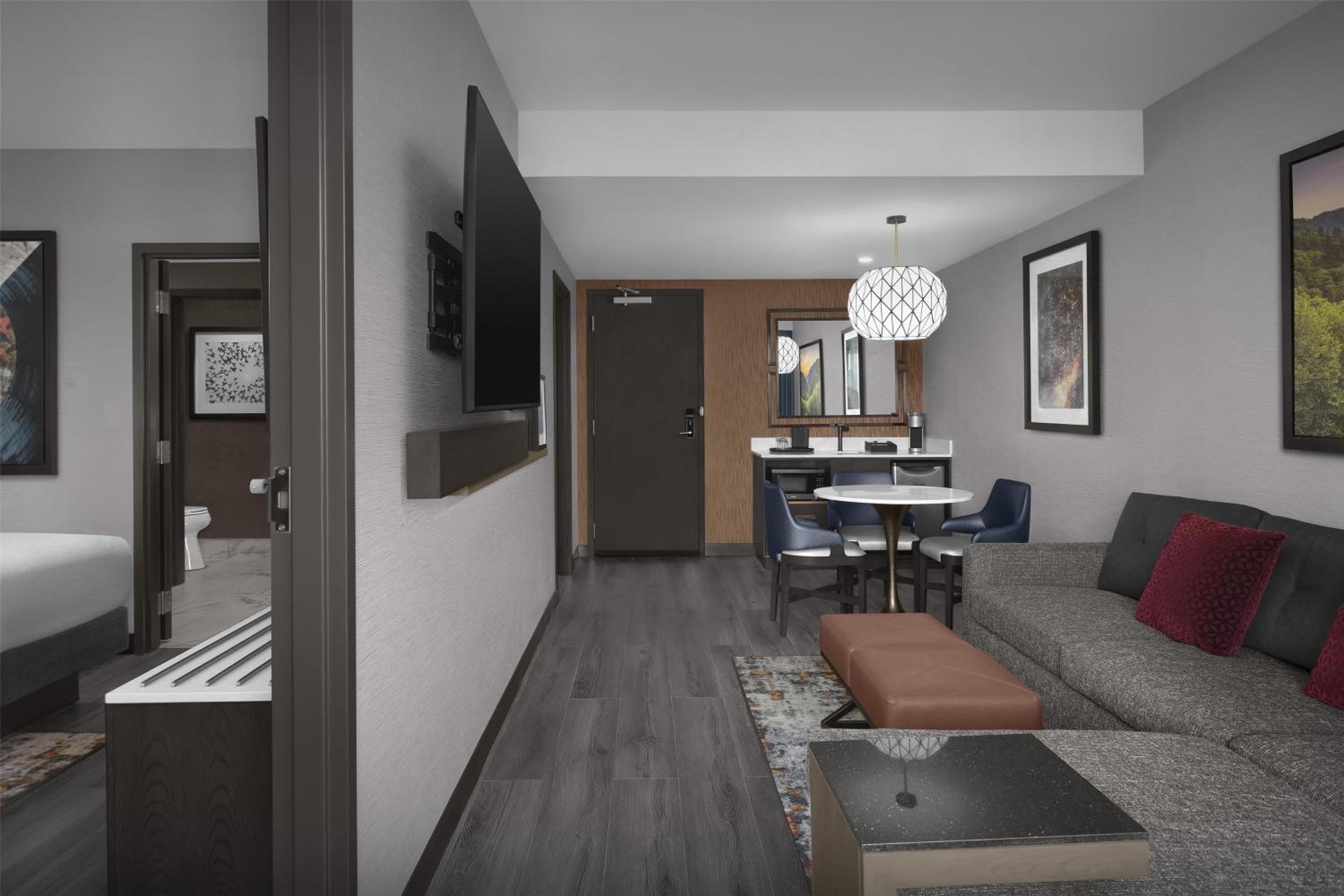 Two-Room Queen Suite Room with Two Queen Beds and Bath Tub - Balcony/Mobility Accessible - Photo 4
