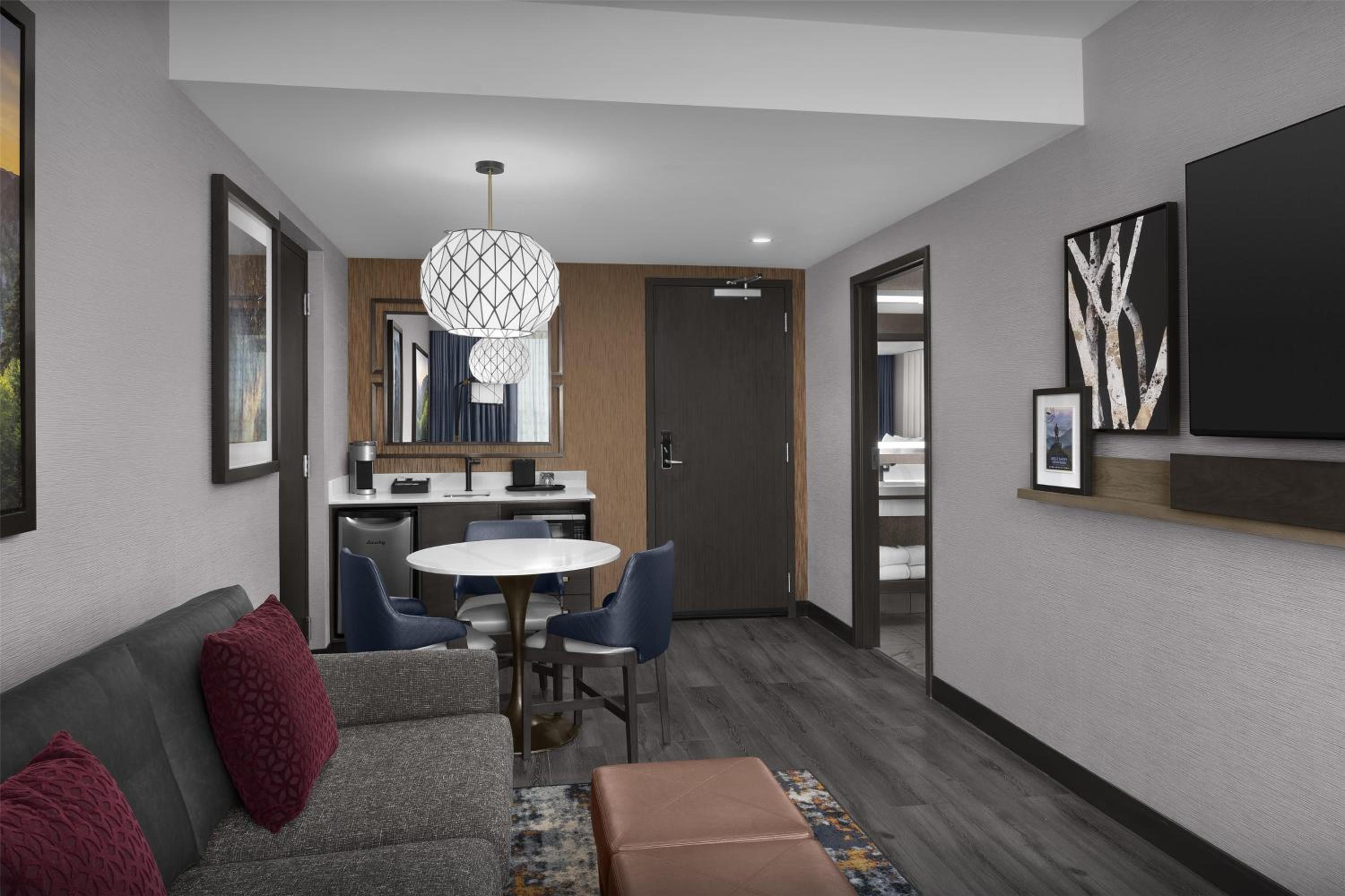 Two-Room Queen Suite with Two Queen Beds - Photo 3
