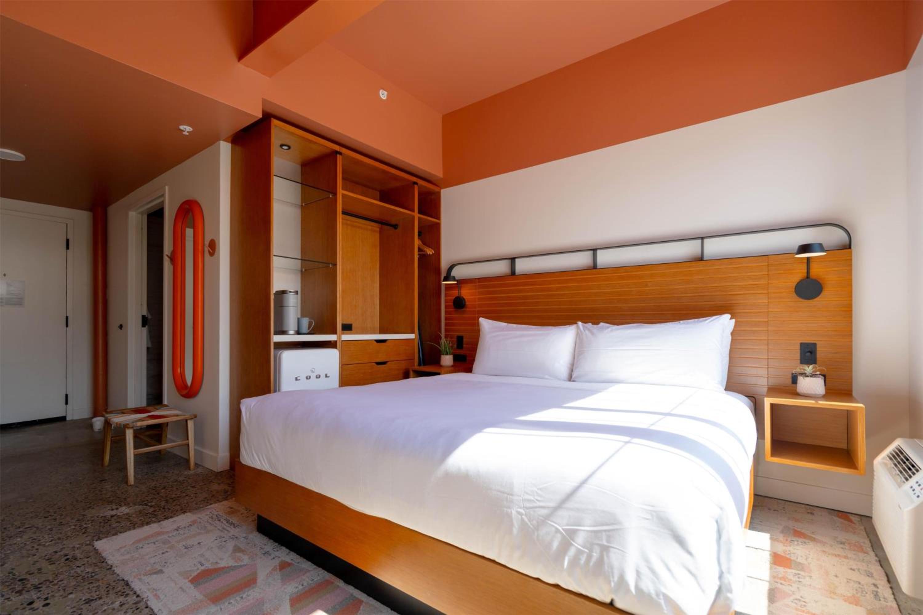 King Room with Pool View - Photo 2