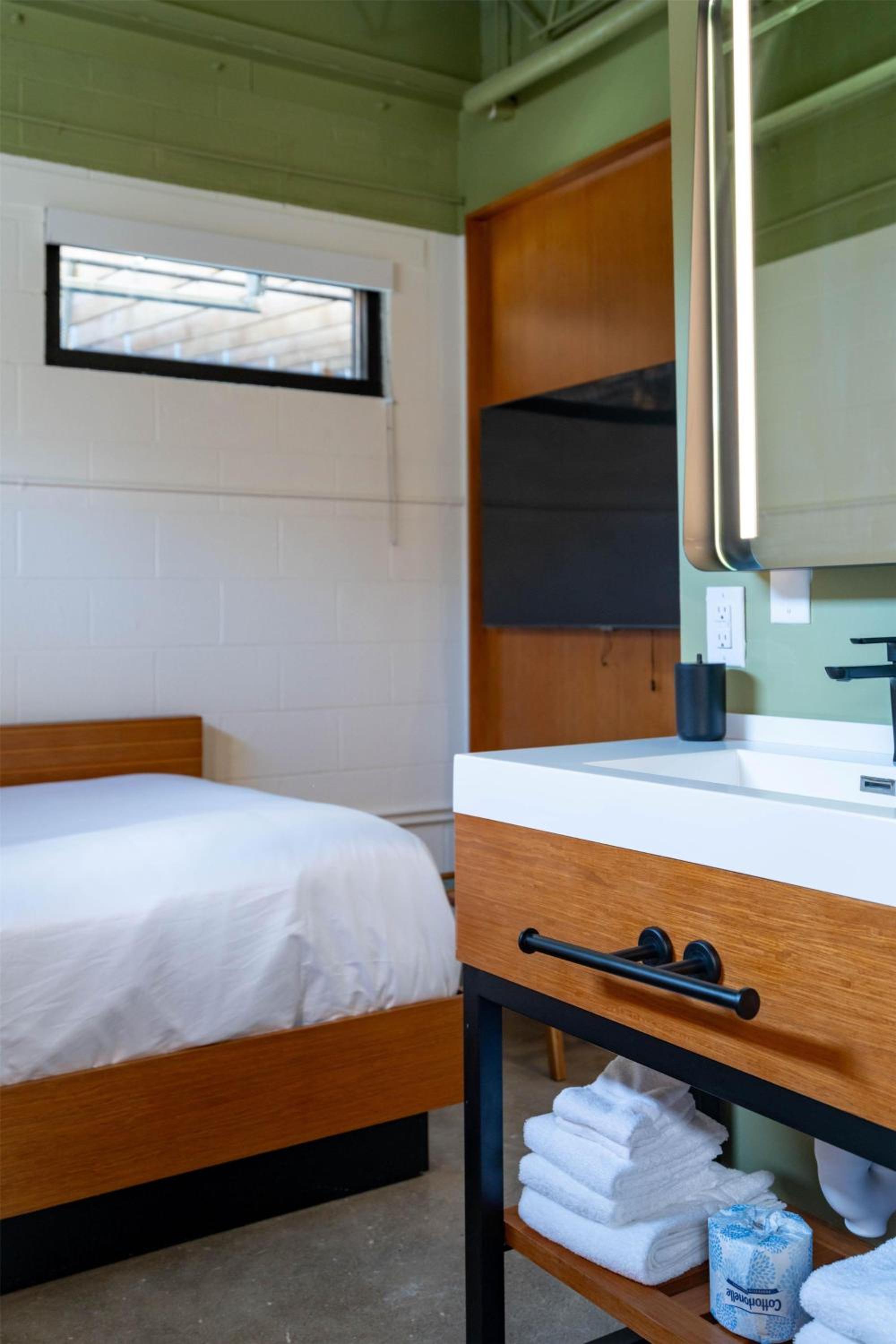 Room with One Single and One Full Size Bed - Photo 1
