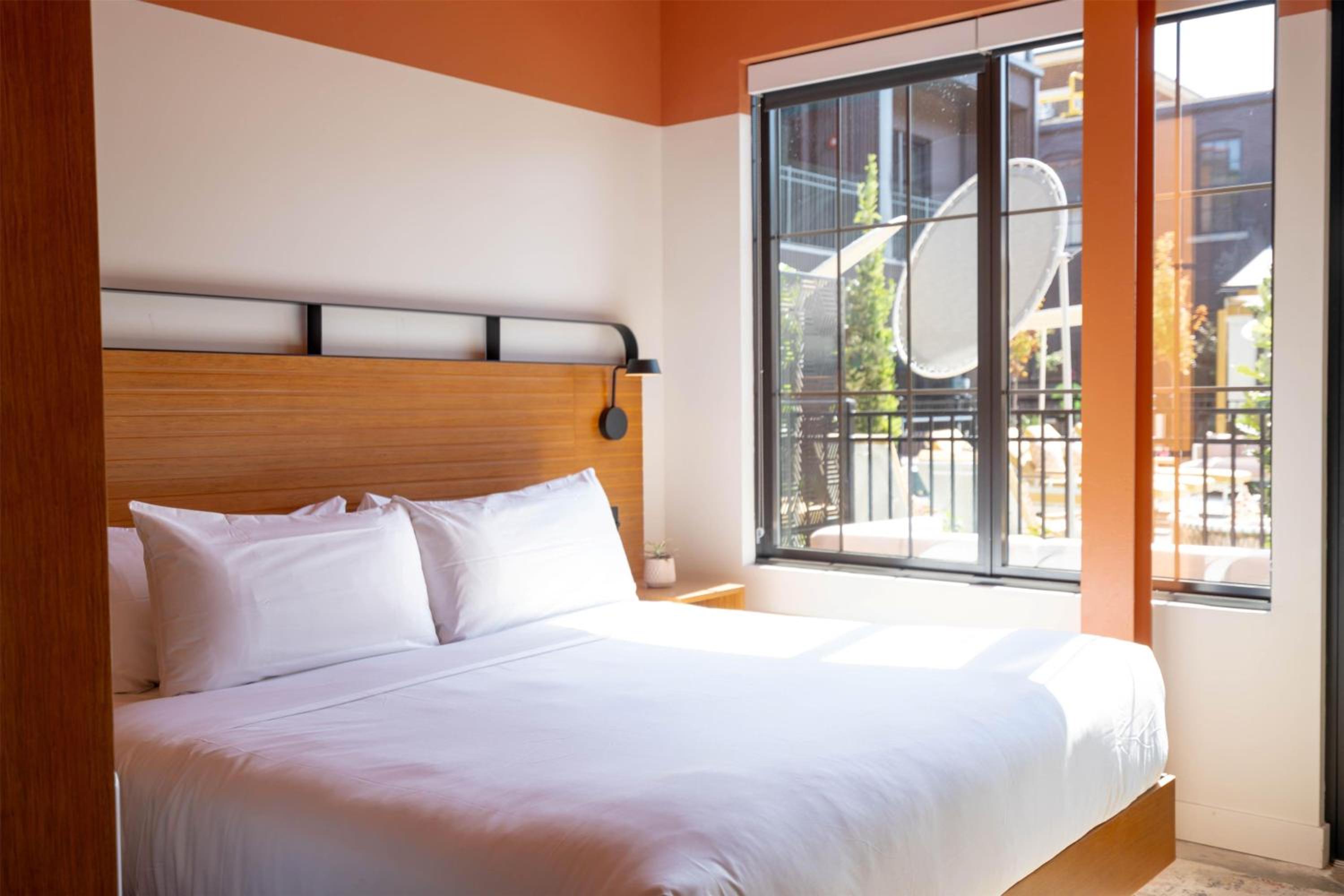 King Room with Balcony and Pool View - Photo 8