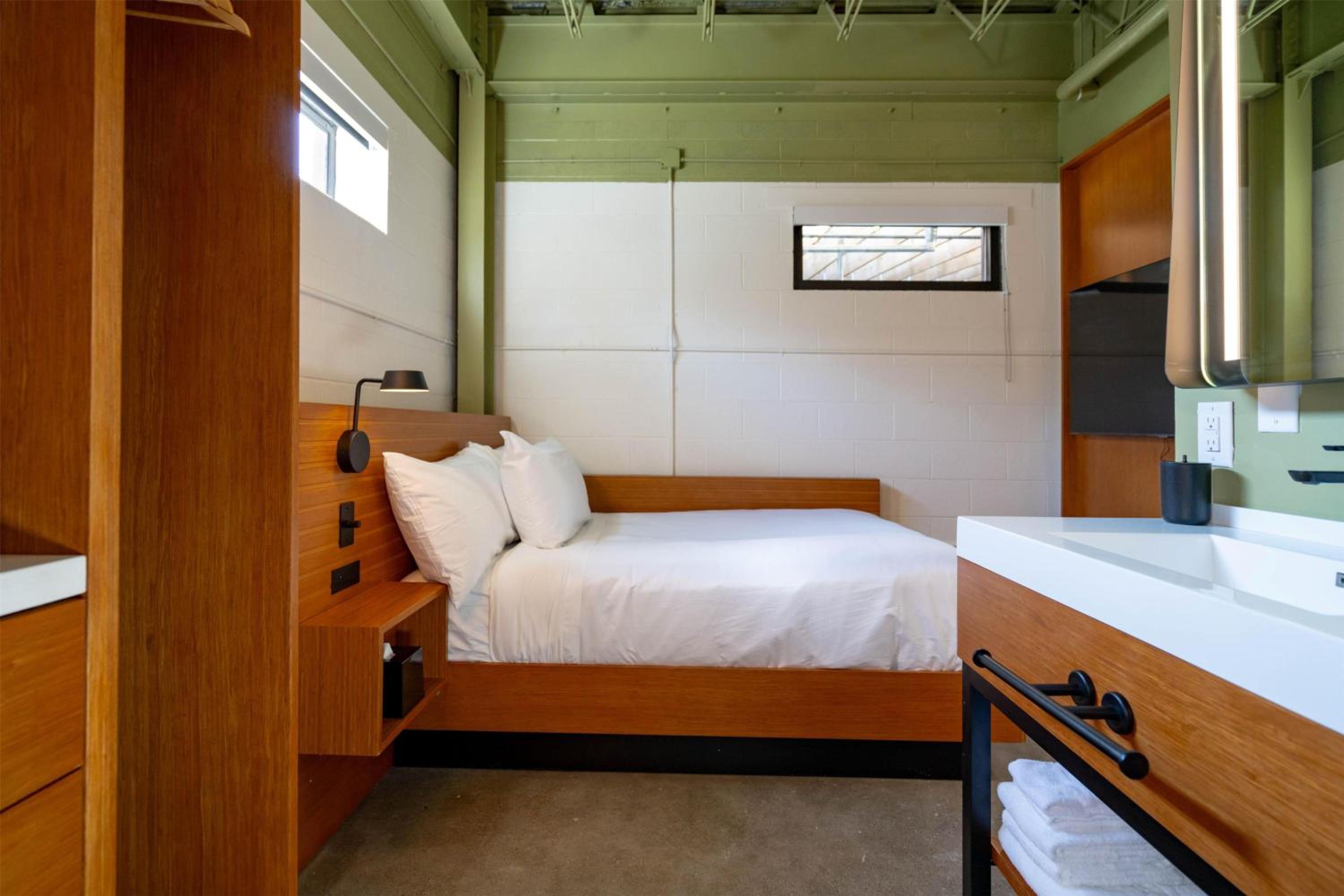 Room with One Single and One Full Size Bed - Photo 2