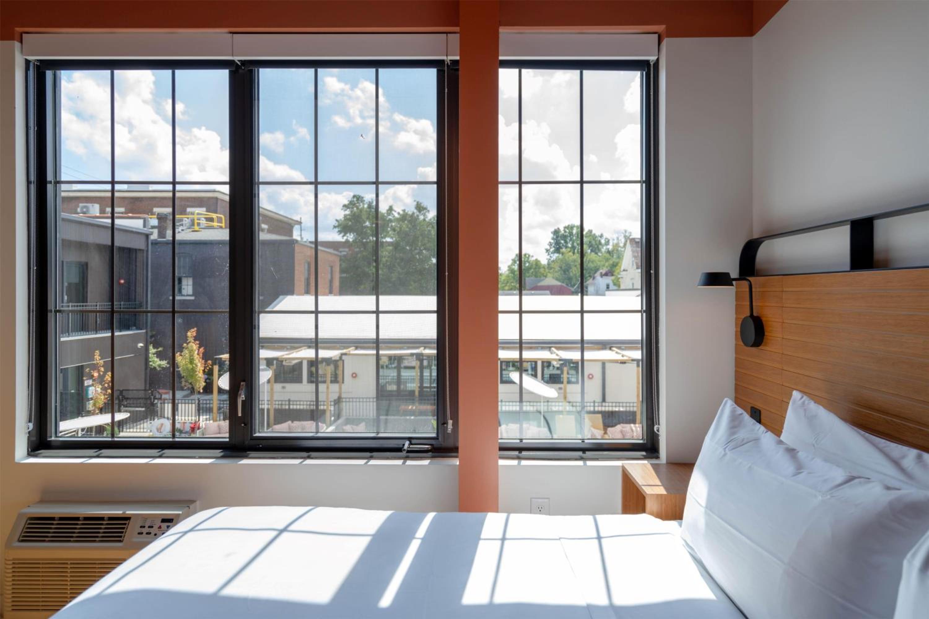 Double Room with Balcony and Pool View - Photo 2