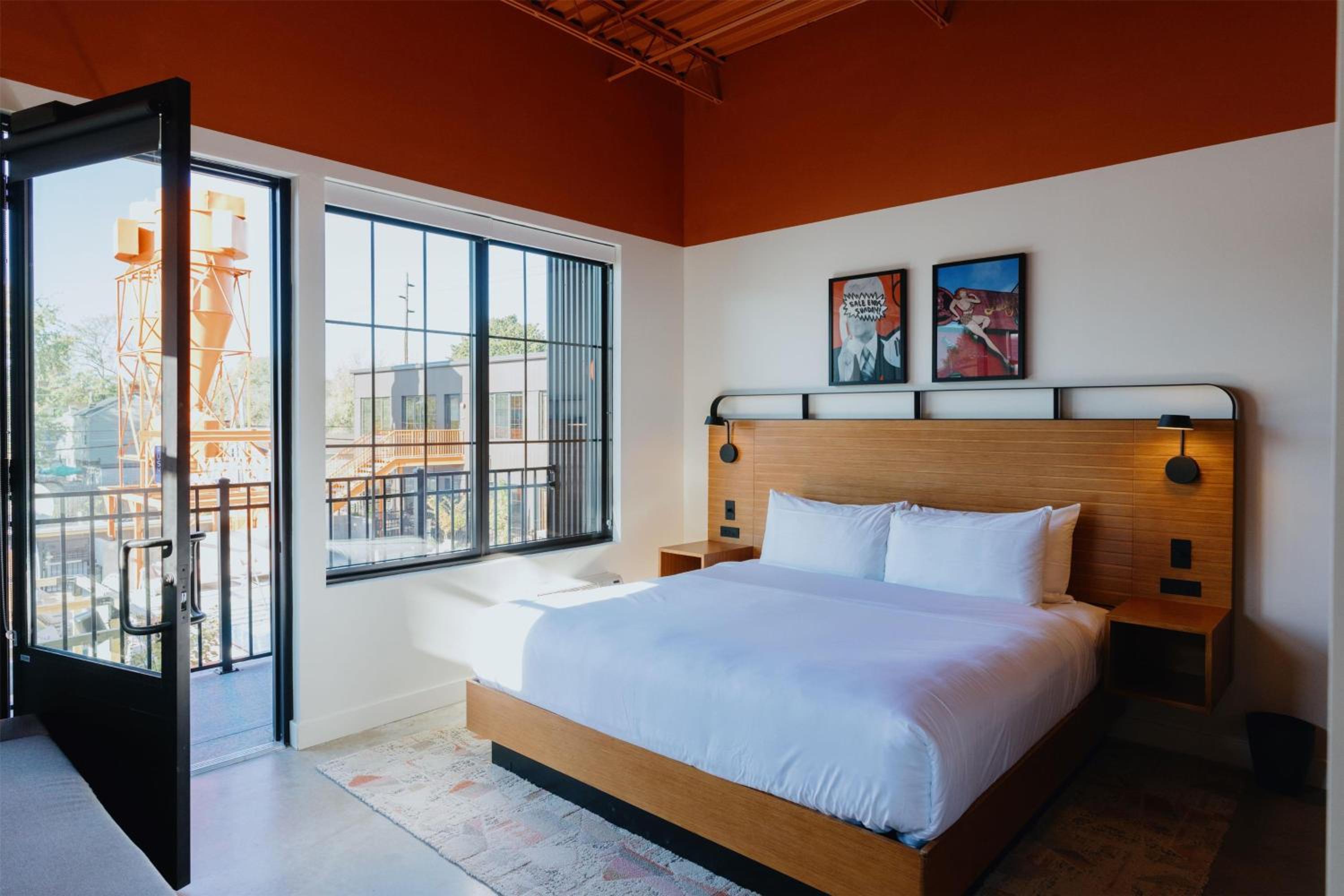King Room with Balcony and Pool View - Photo 6