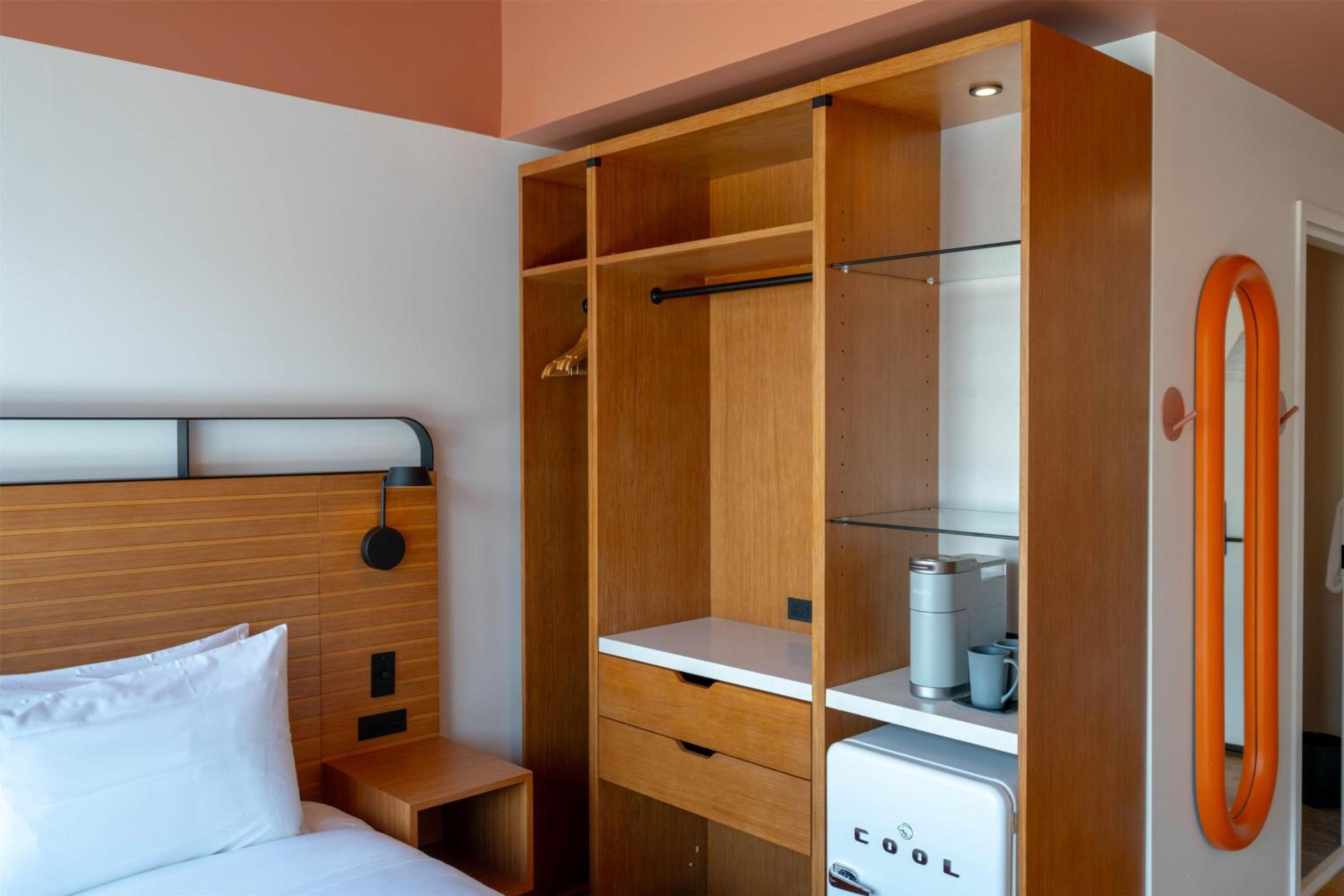 Double Room with Balcony and Pool View - Photo 3
