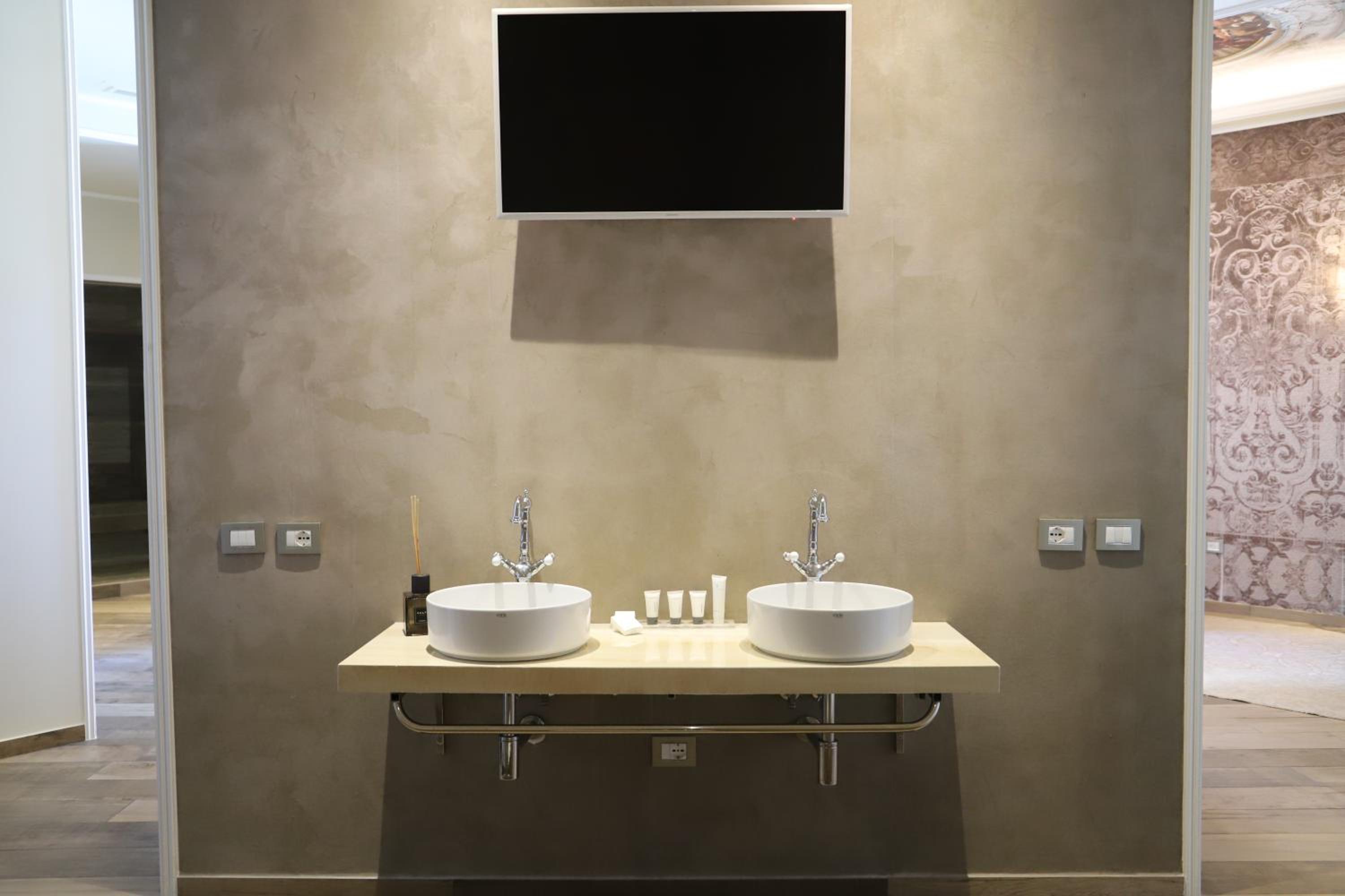 King Suite with Spa Bath photo 1