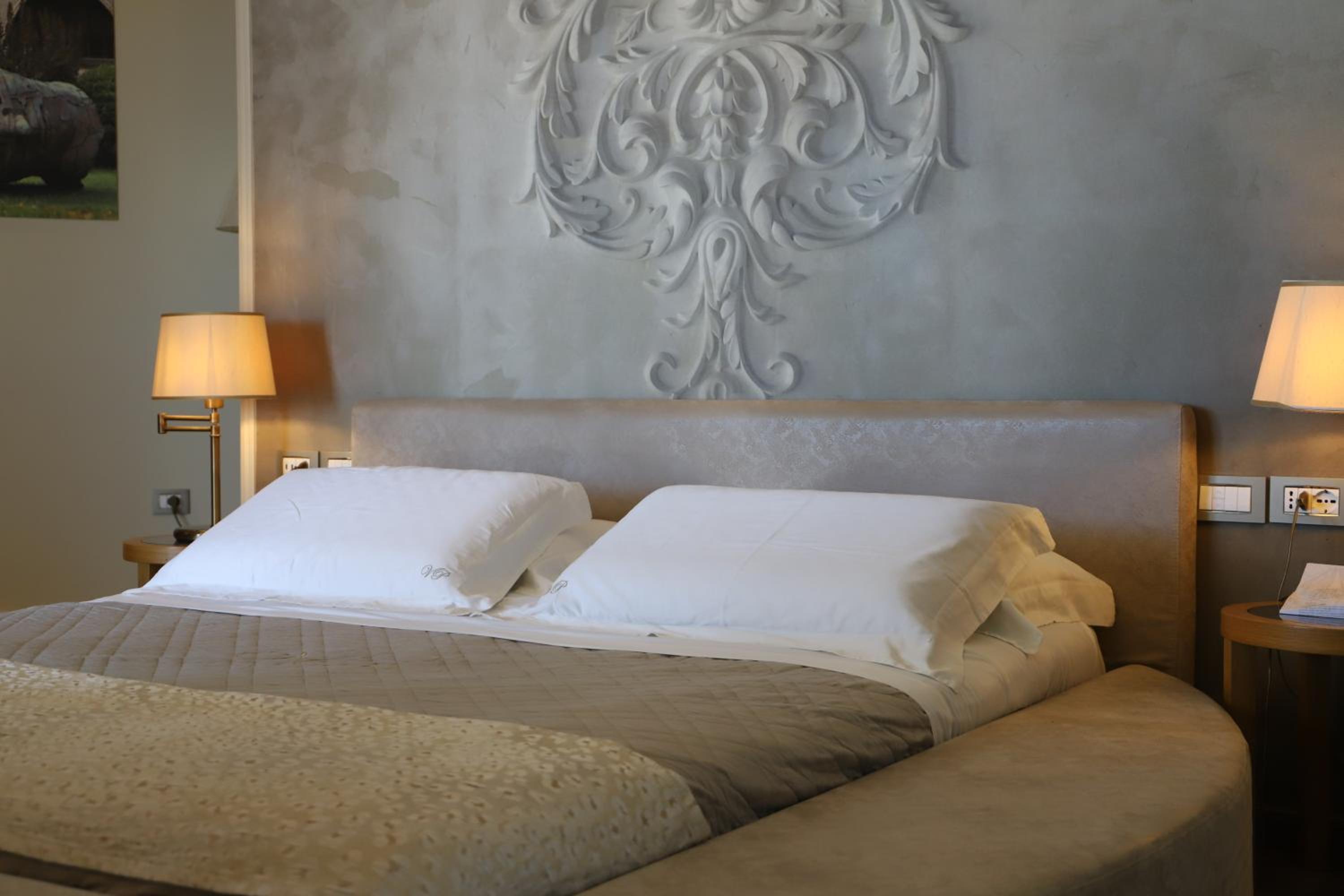 King Suite with Spa Bath photo 3