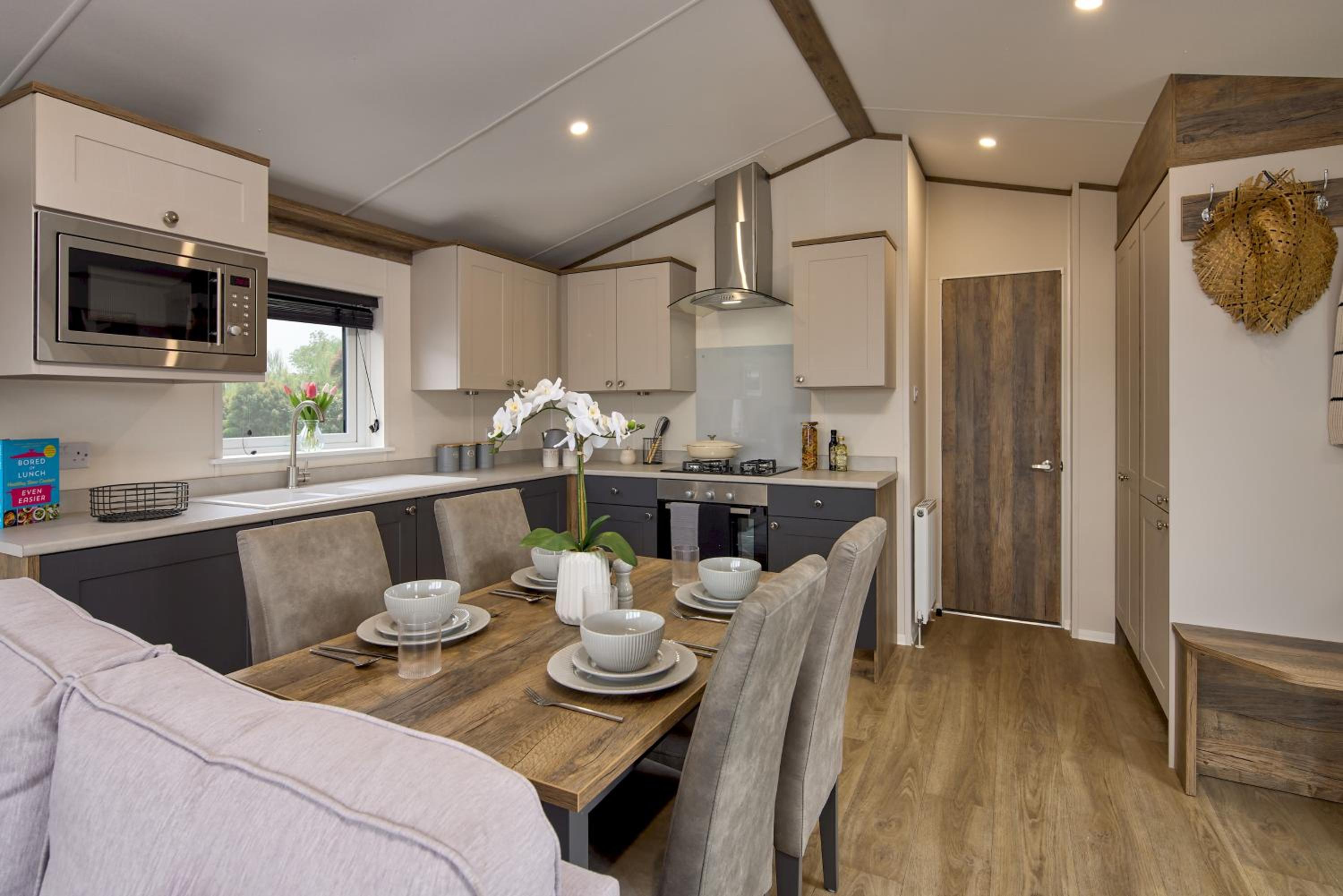 Platinum Hot Tub 2 Bed Caravan - Pet Friendly photo 3