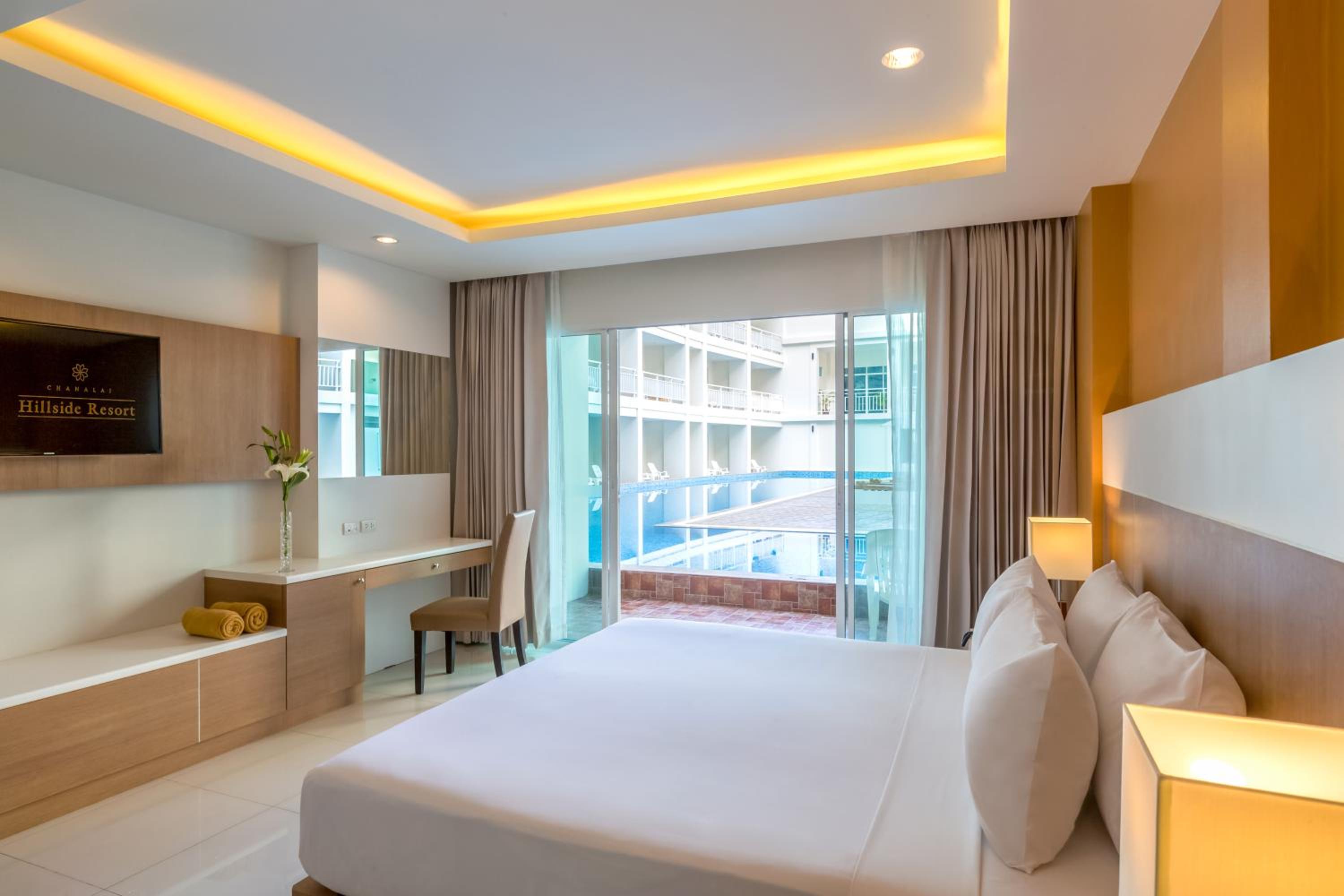 Deluxe Room With Pool Access photo 3