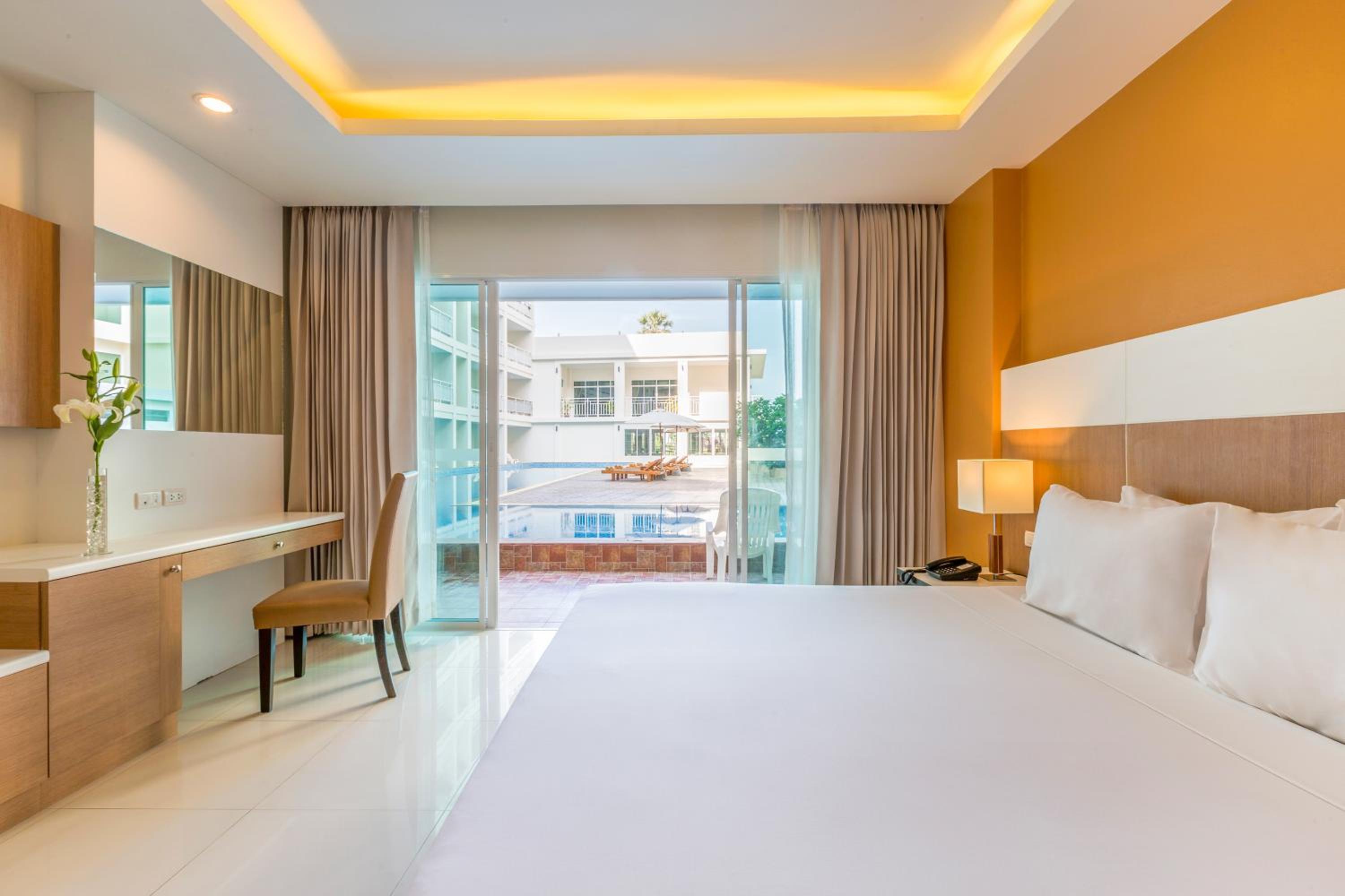 Deluxe Room With Pool Access photo 2