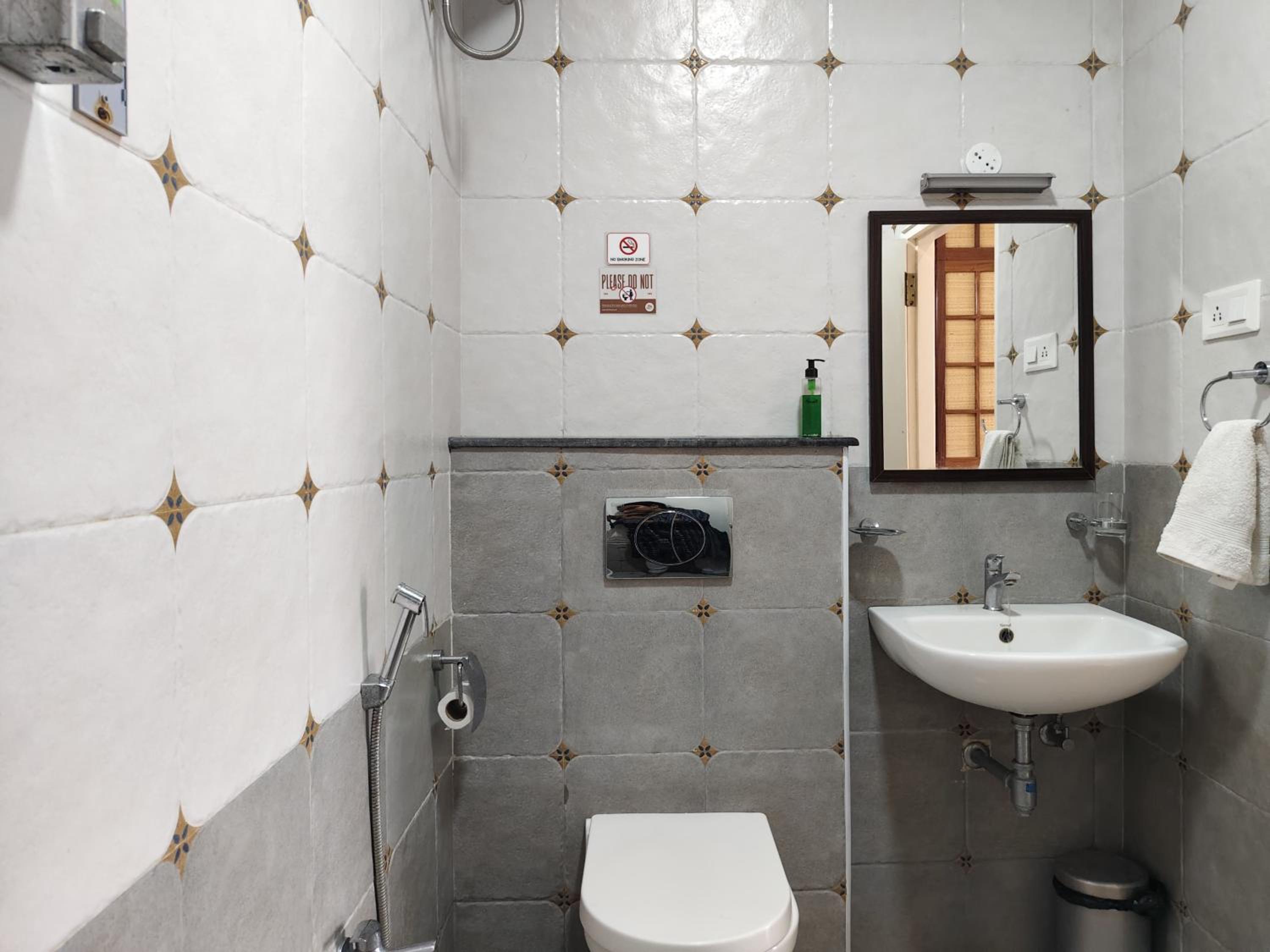 Budget Double Room - Photo 17
