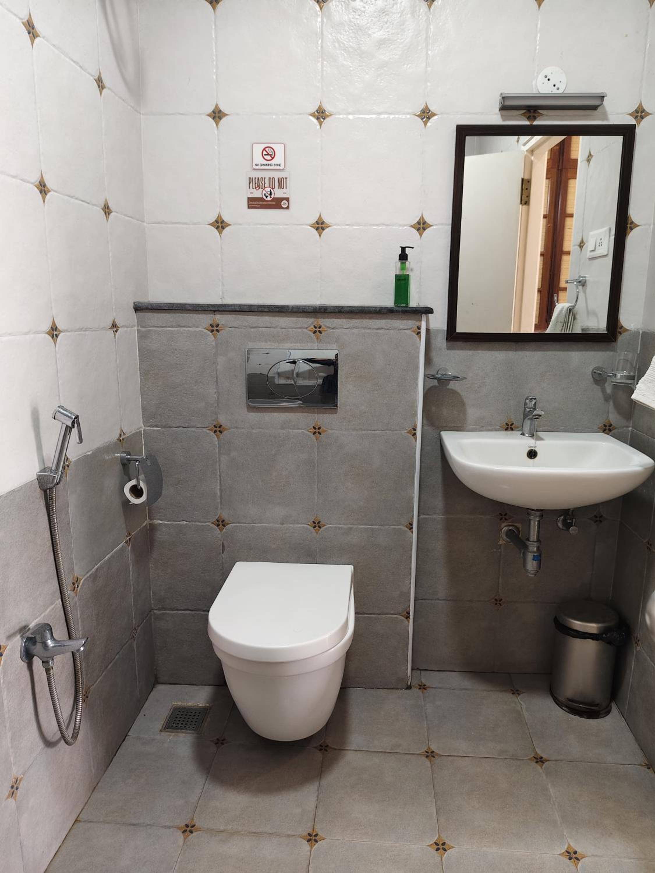Budget Double Room - Photo 16