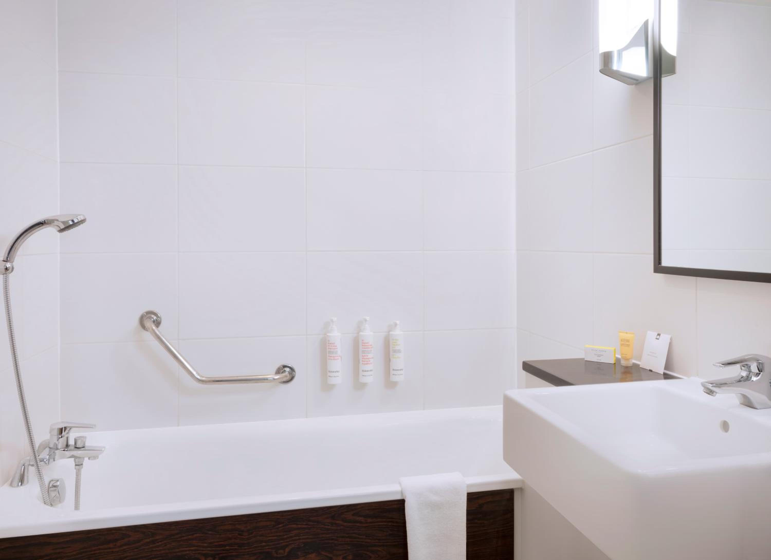 Classic Double Room with One Double Bed and 2 Adults Occupancy (Non Smoking) (Accessible) photo 2