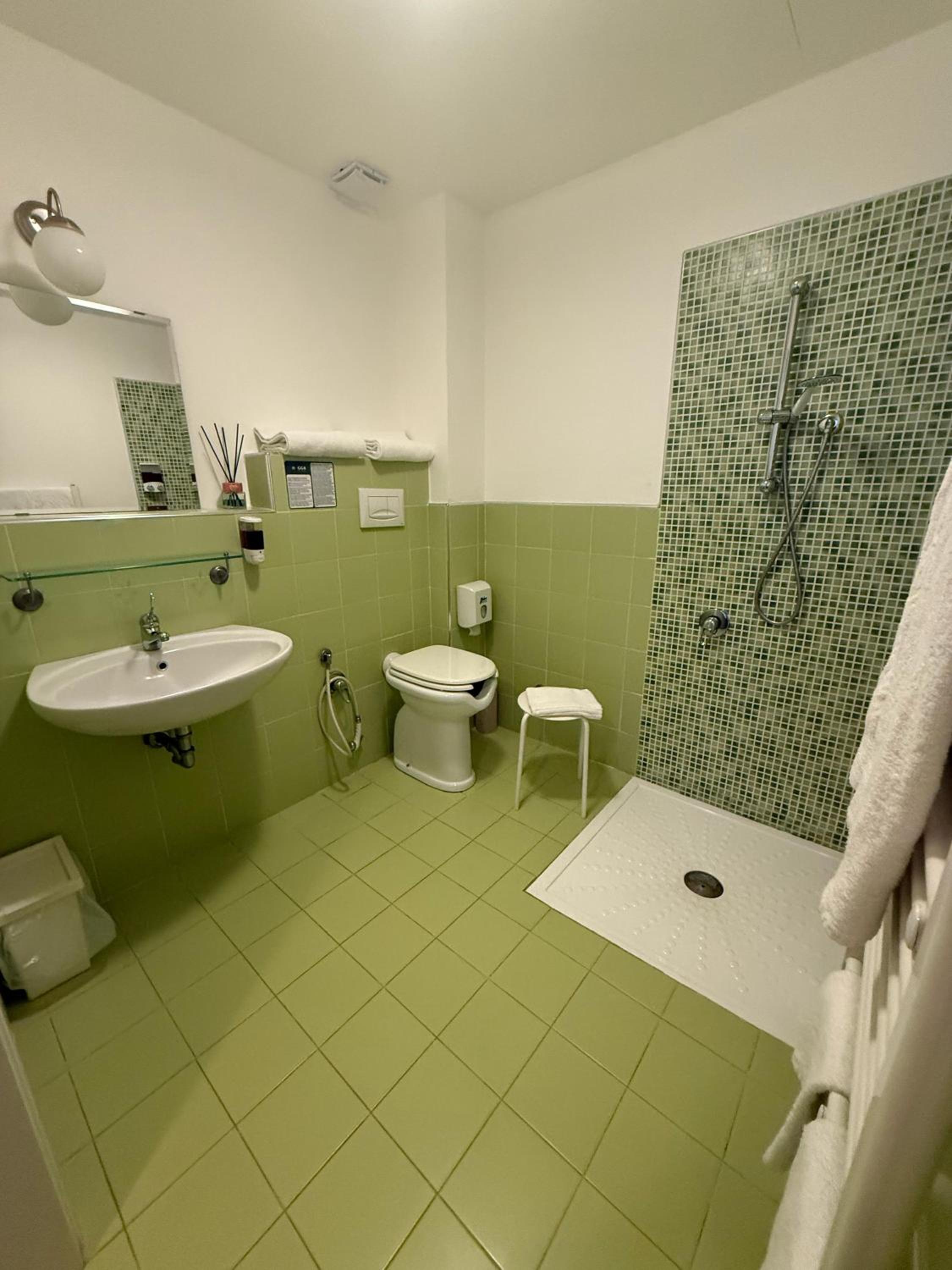 Twin Room - Disability Access - Photo 3