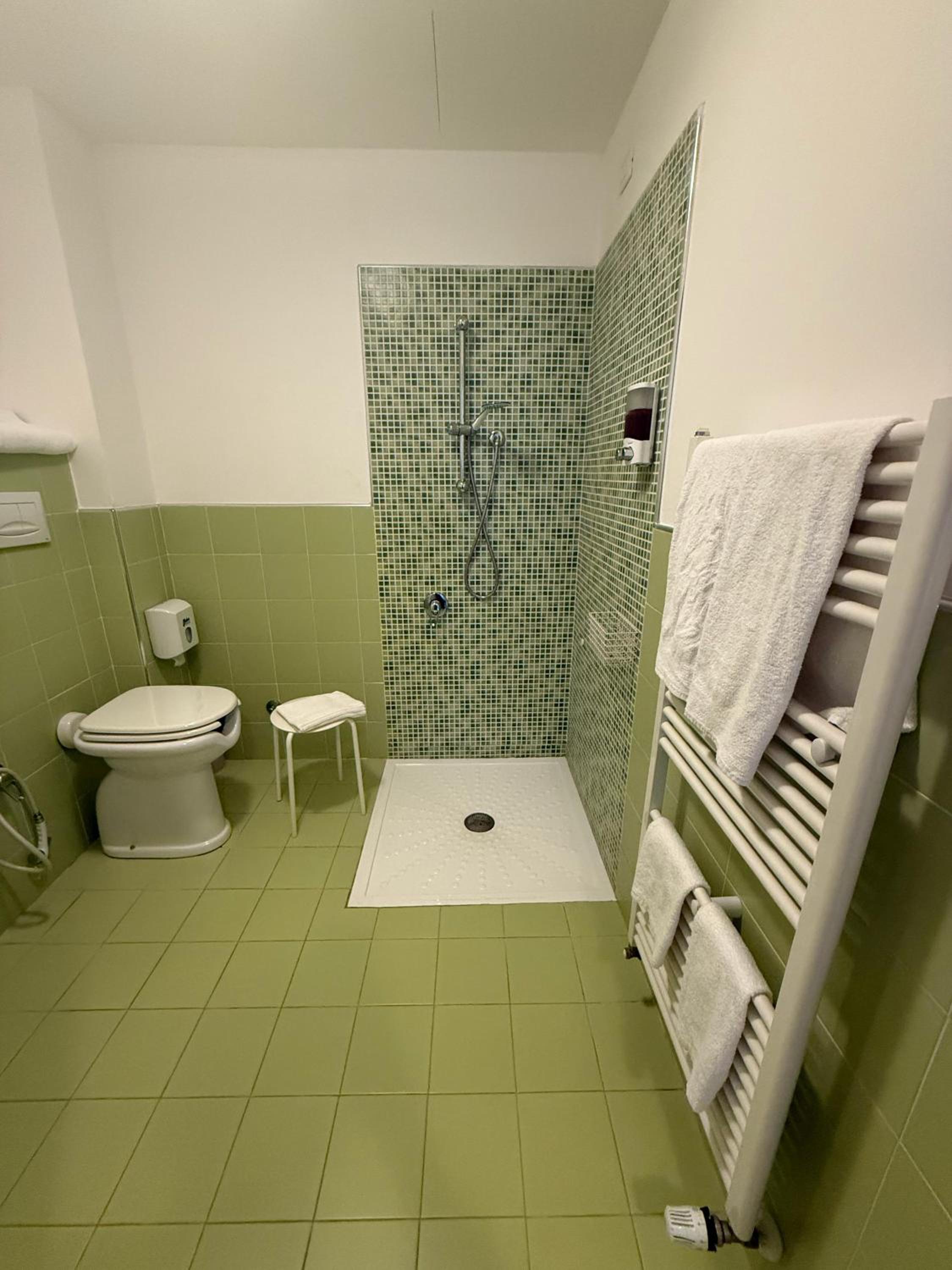 Twin Room - Disability Access - Photo 4