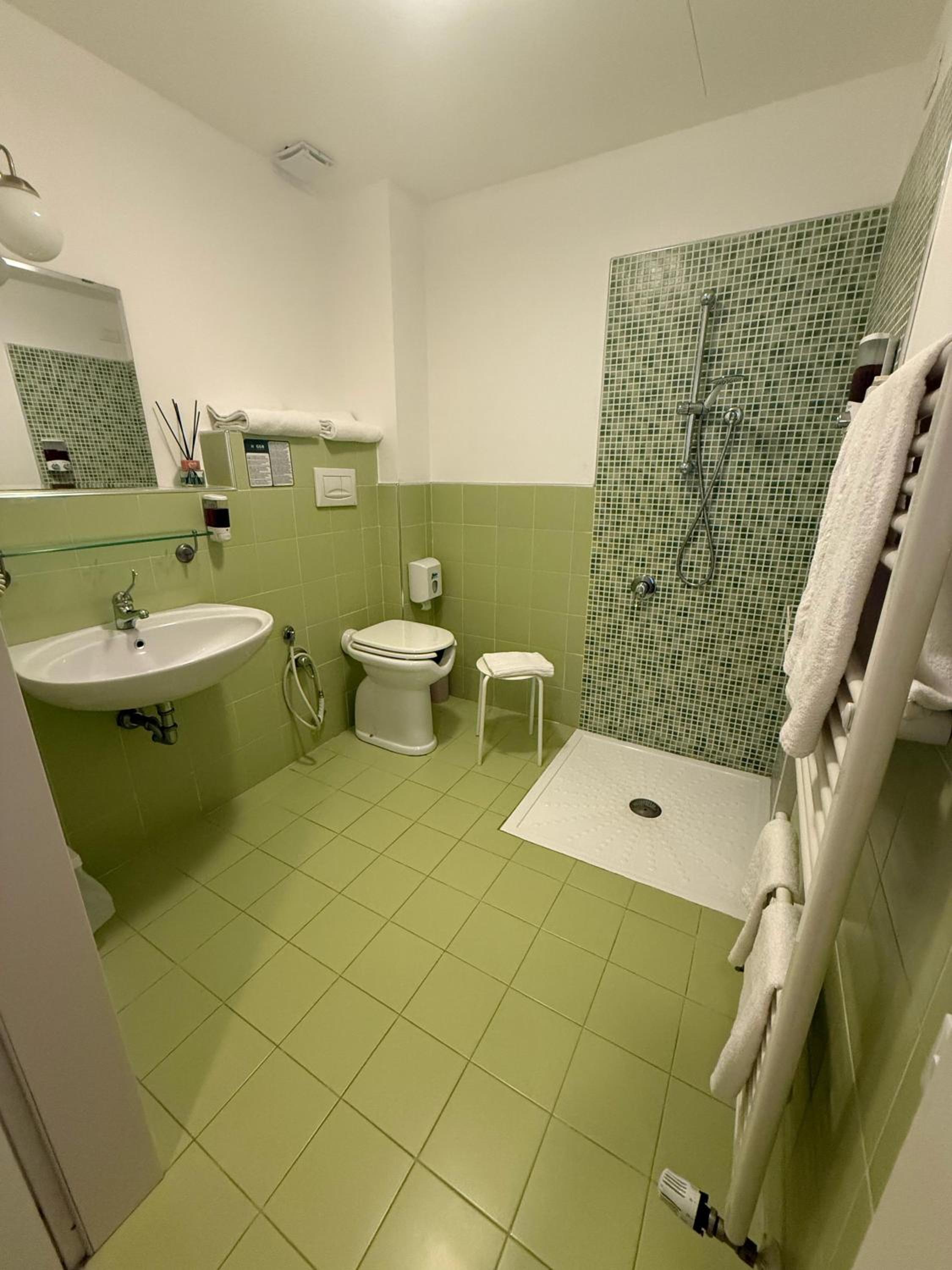 Twin Room - Disability Access - Photo 5