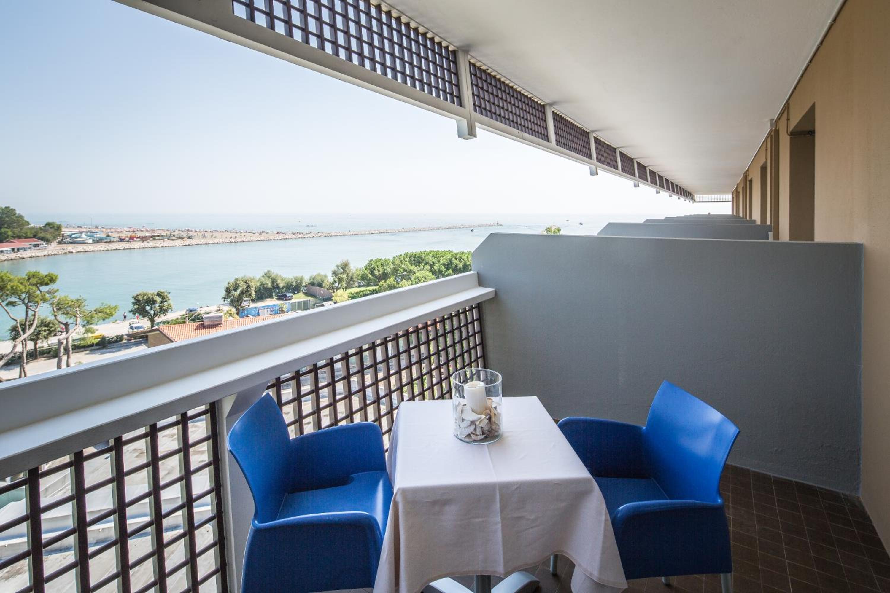 Double or Twin Room with Partial Sea View - Photo 2