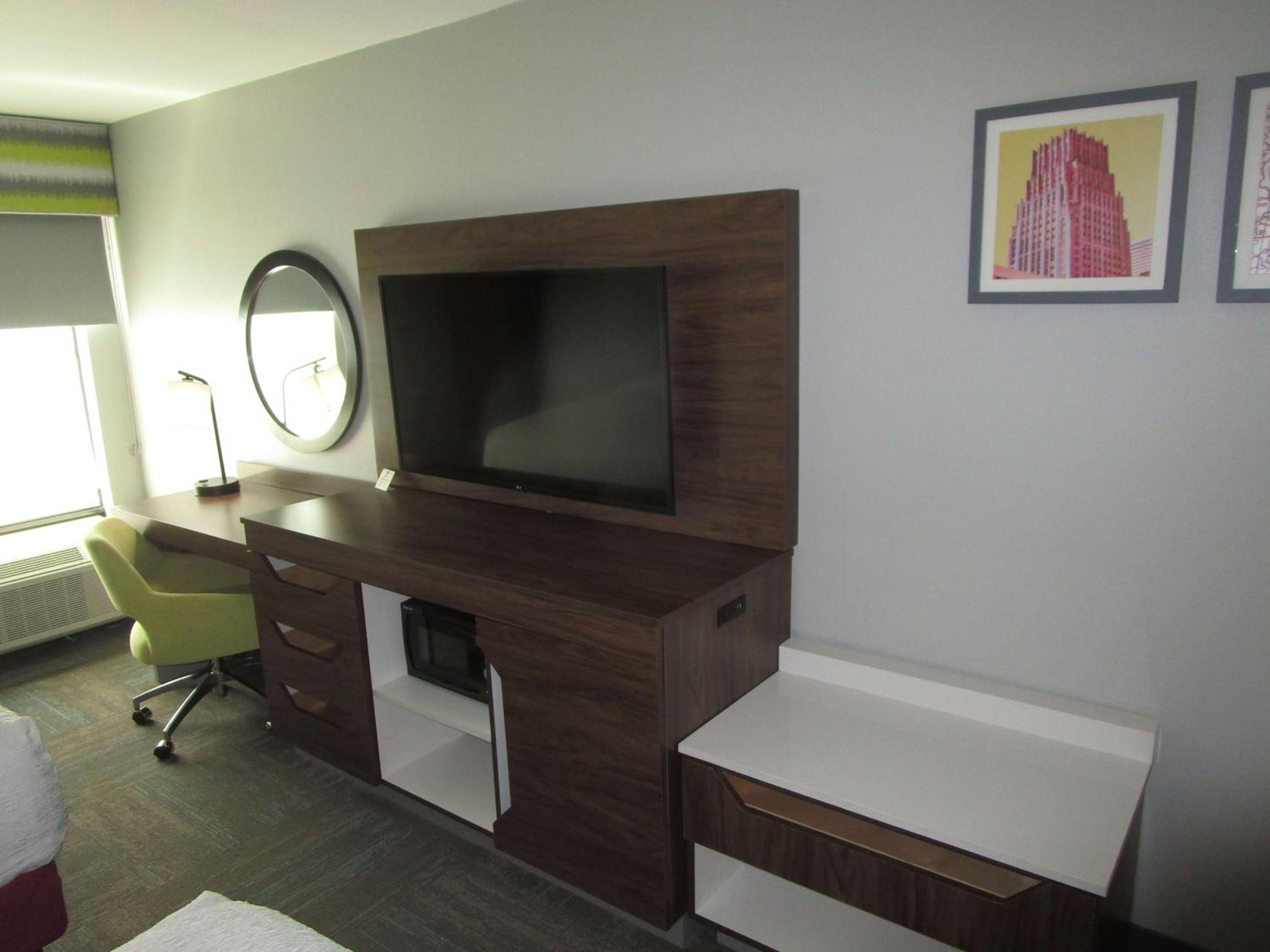 Queen Room with Two Queen Beds - Non-Smoking - Photo 3