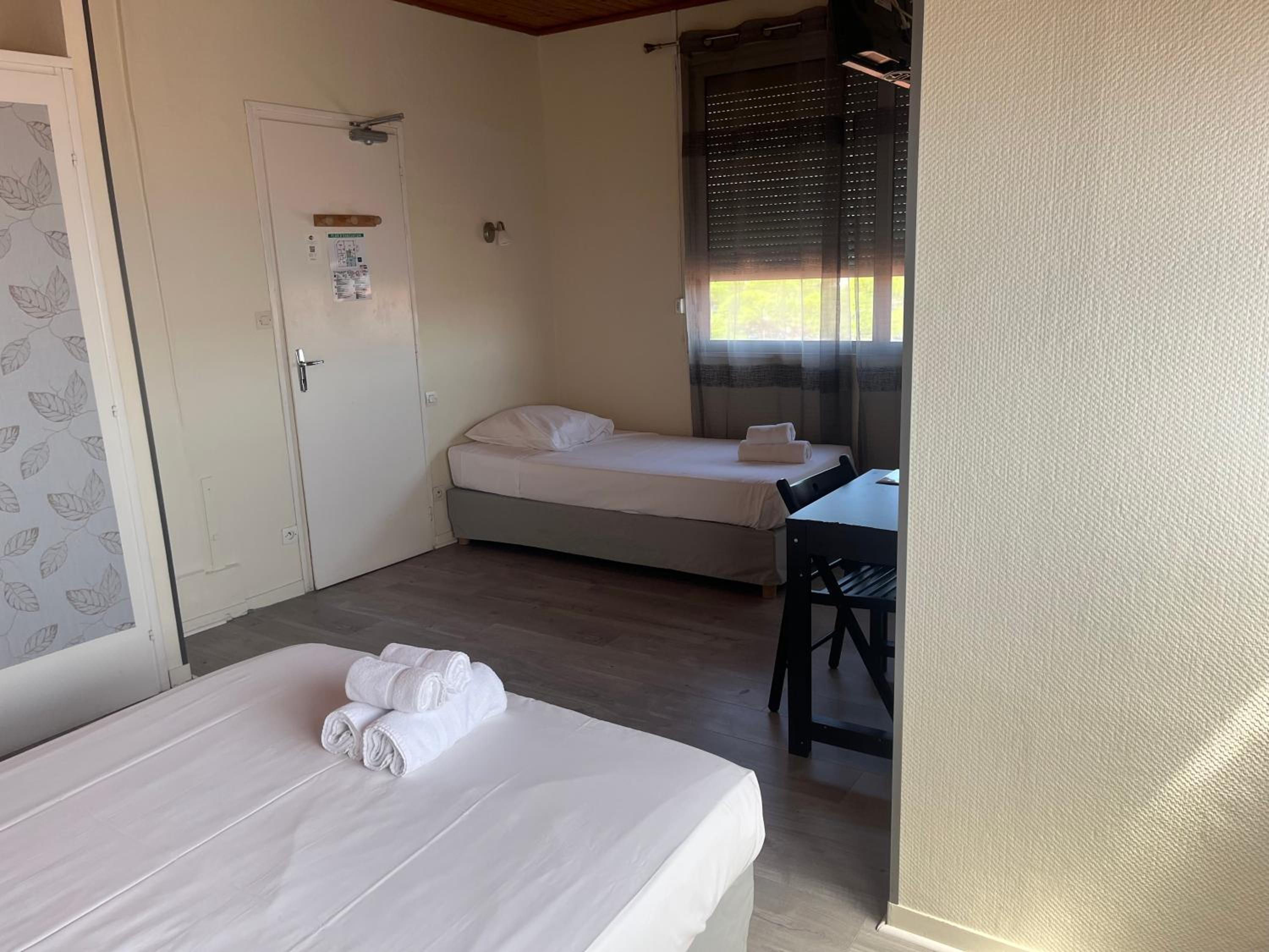 Economy Triple Room photo 2