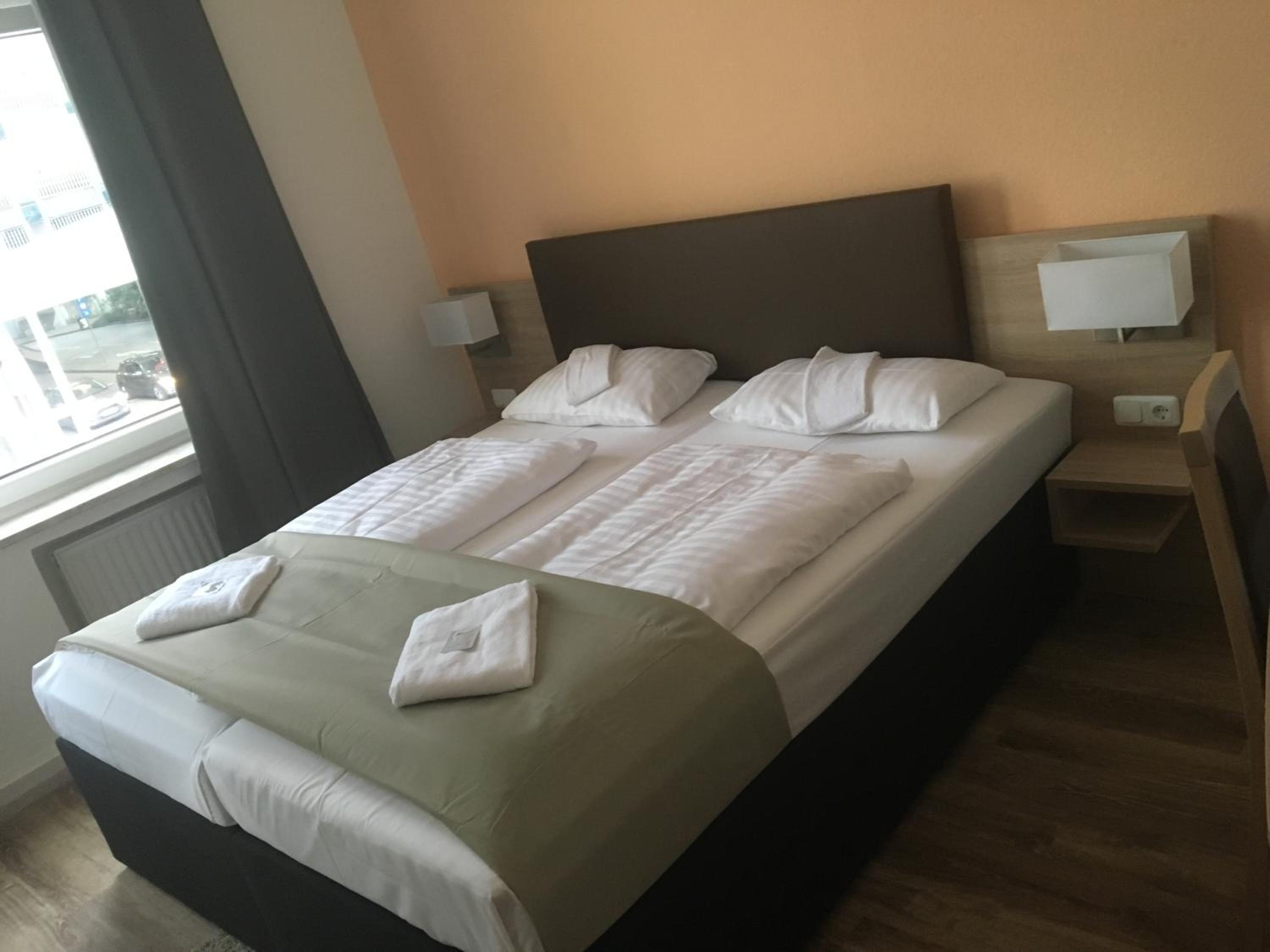 Standard Double or Twin Room - Photo 9