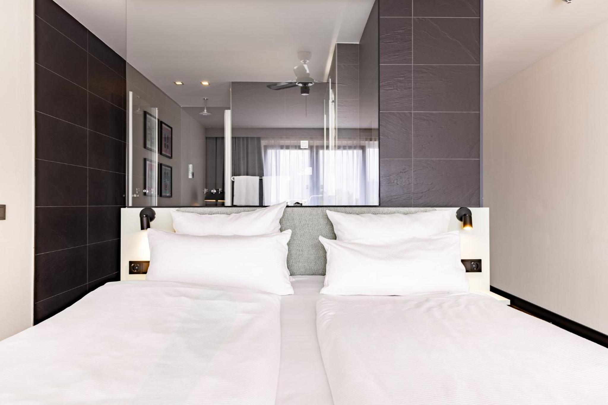 Premium Queen Room with sofa bed - Photo 4