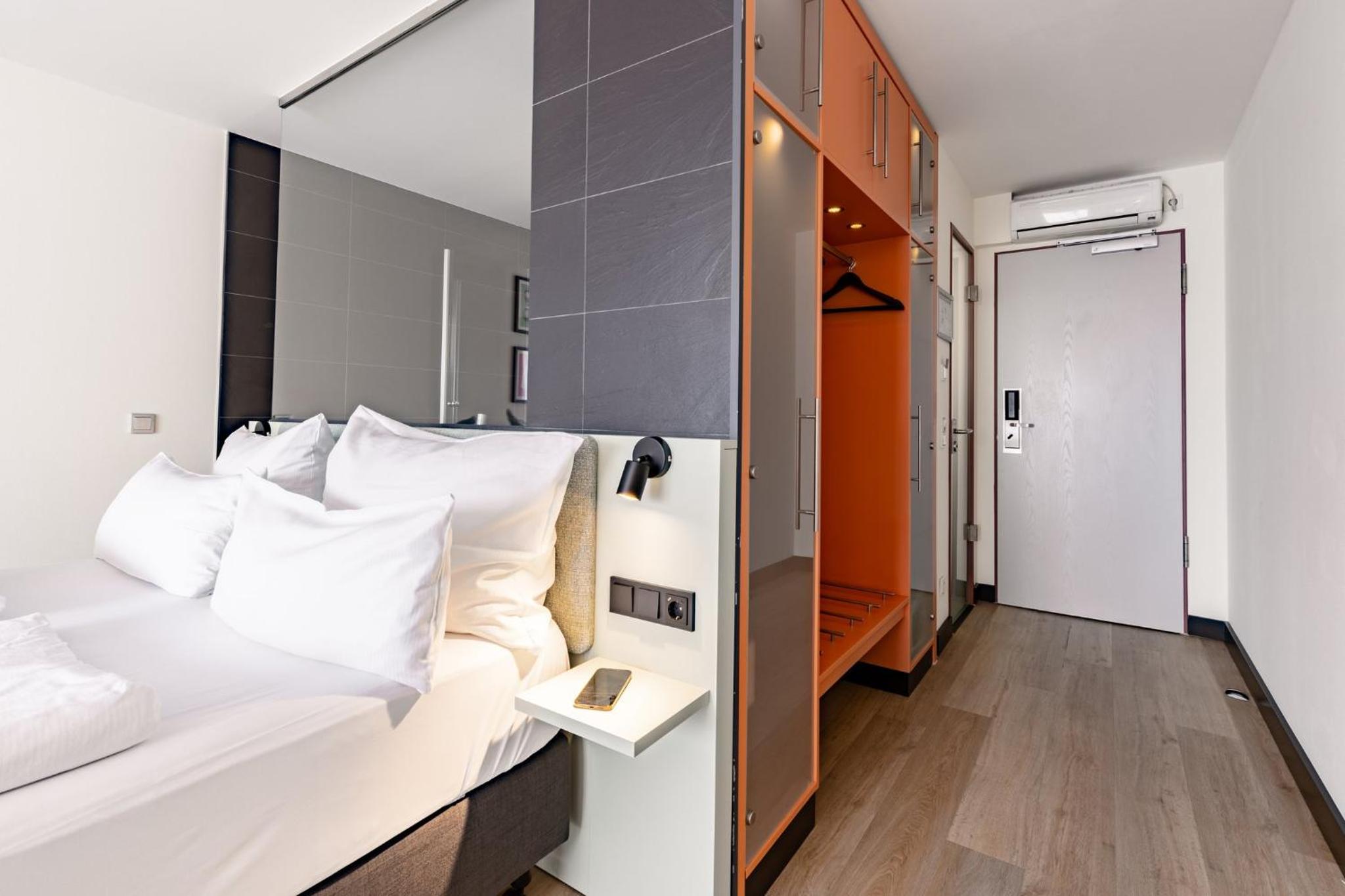 Premium Queen Room with sofa bed - Photo 5