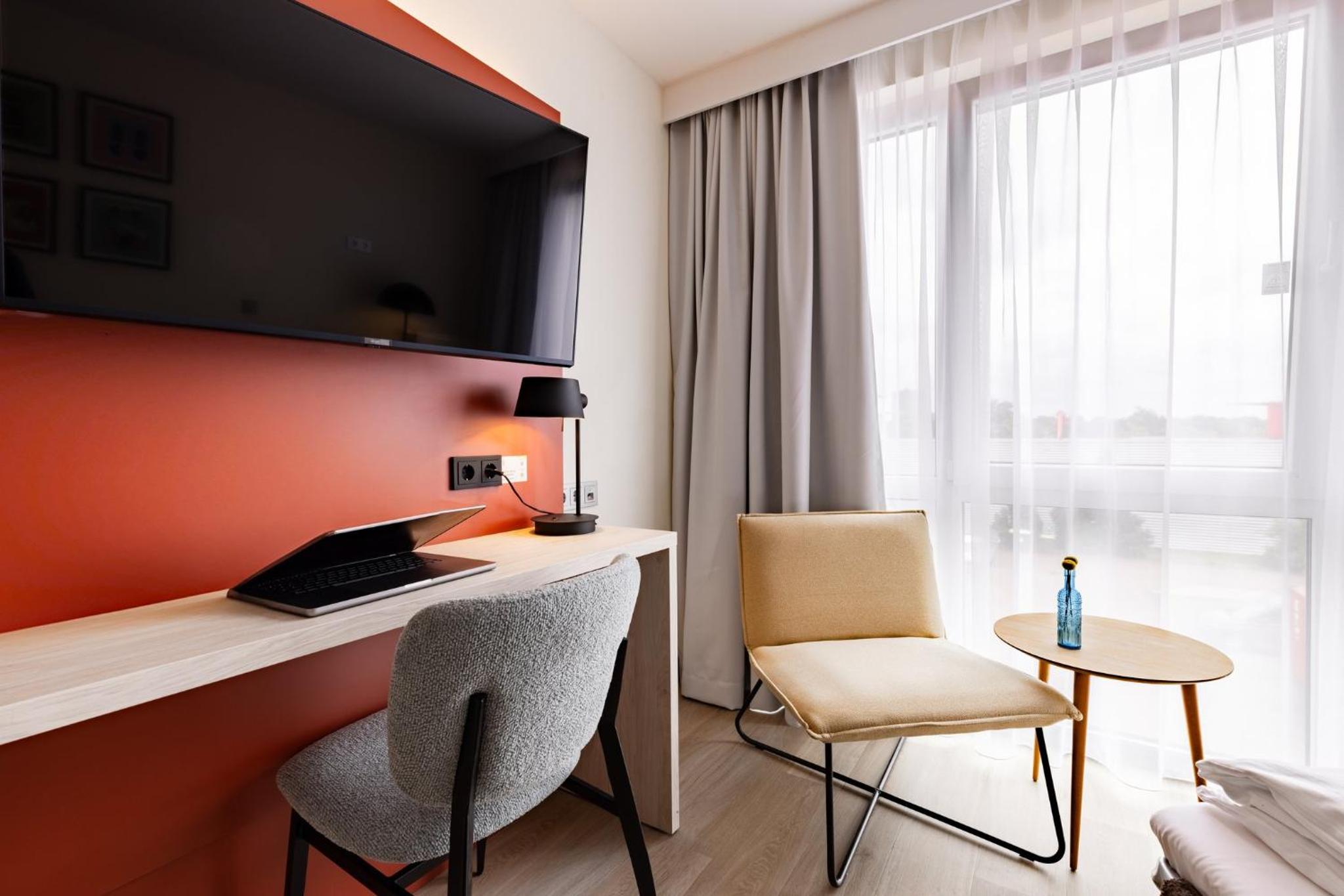 Premium Queen Room with sofa bed - Photo 6