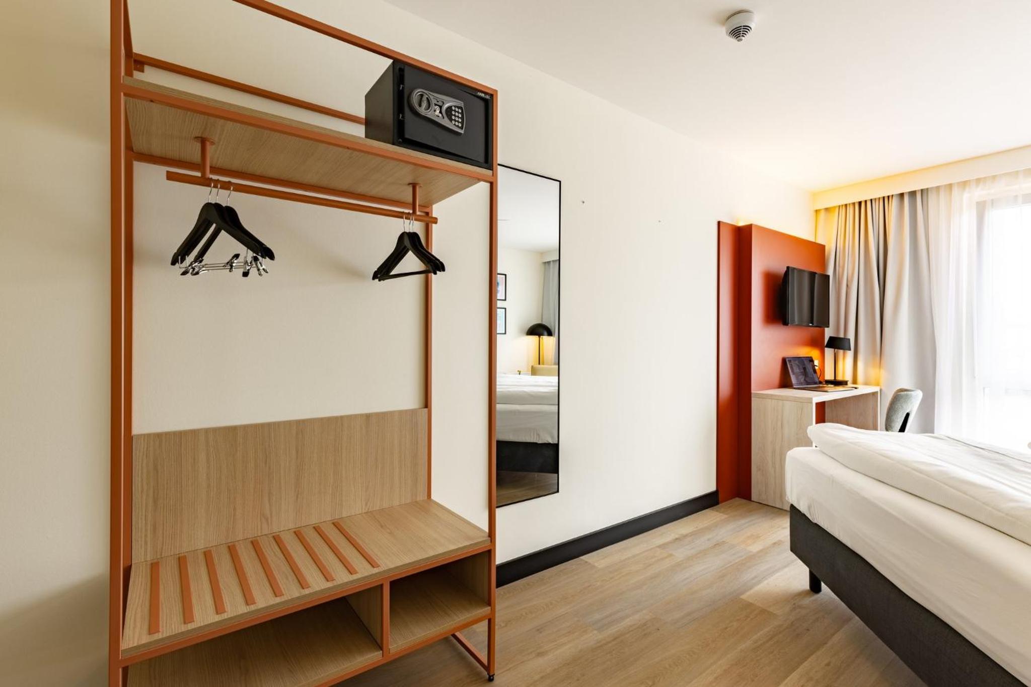 Standard Family Twin Room with Single Sofa Bed - Photo 5