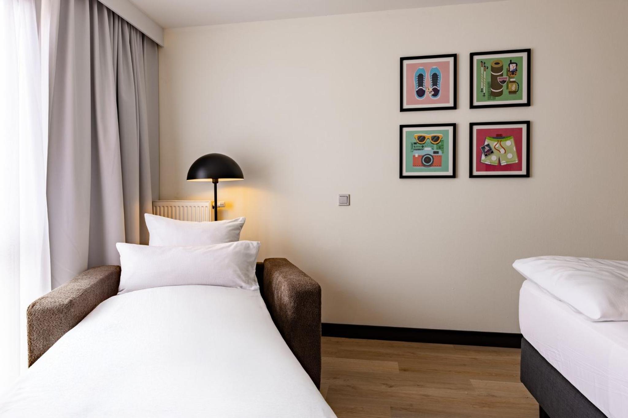 Standard Family Twin Room with Single Sofa Bed - Photo 6