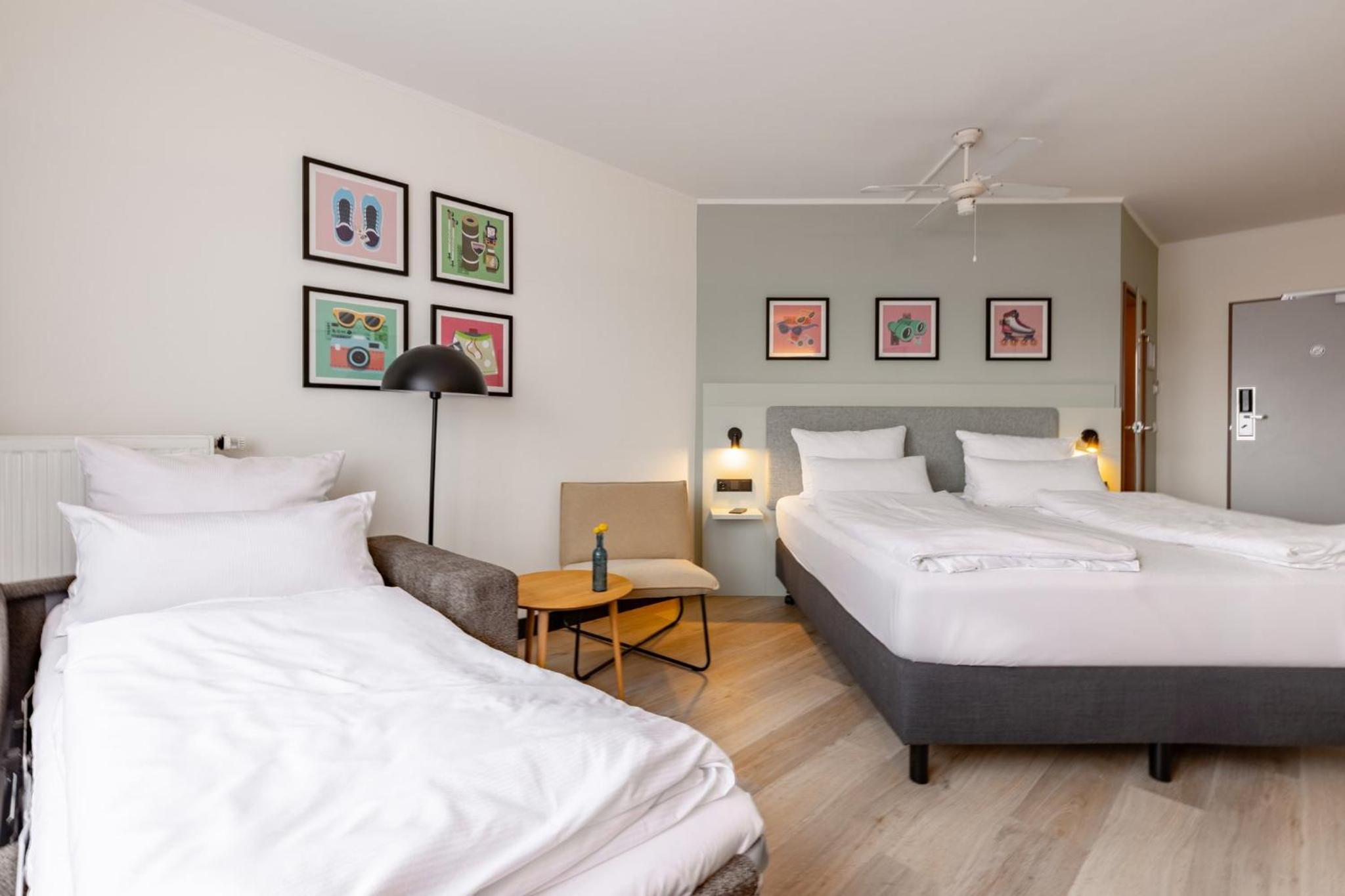 Standard Family Twin Room with Single Sofa Bed - Photo 7