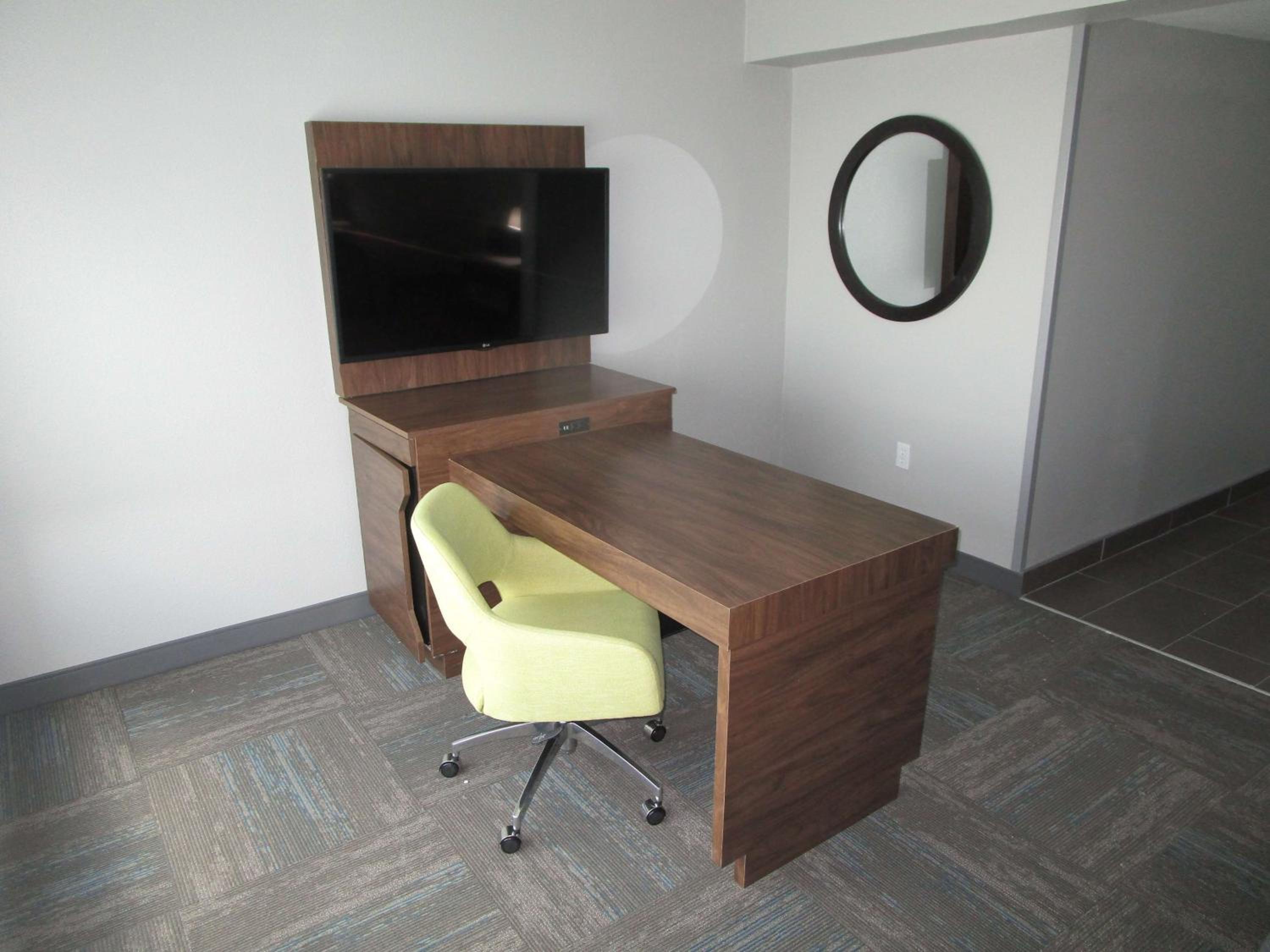 King Suite with Sofa Bed - Non-Smoking - Photo 2