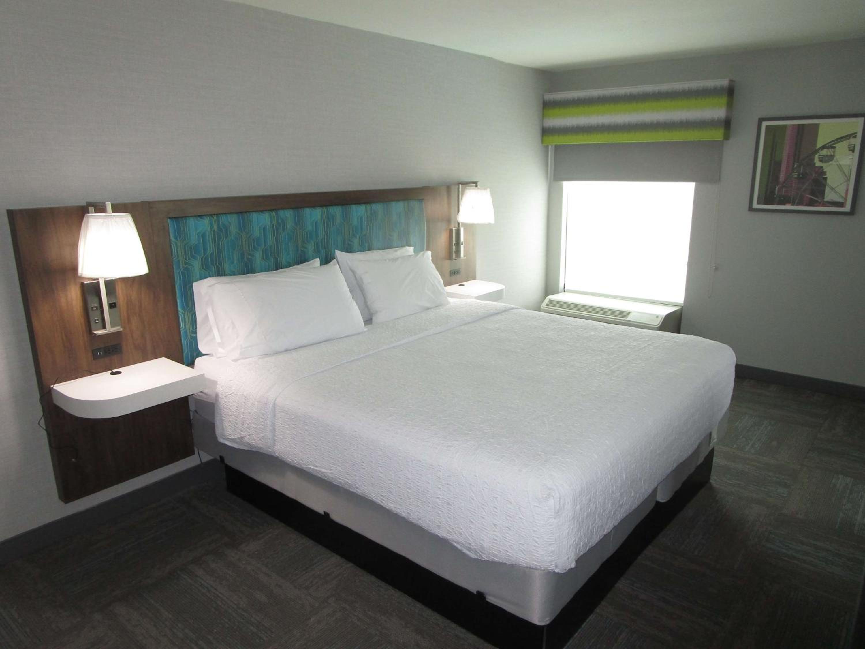 King Suite with Sofa Bed - Non-Smoking - Photo 3