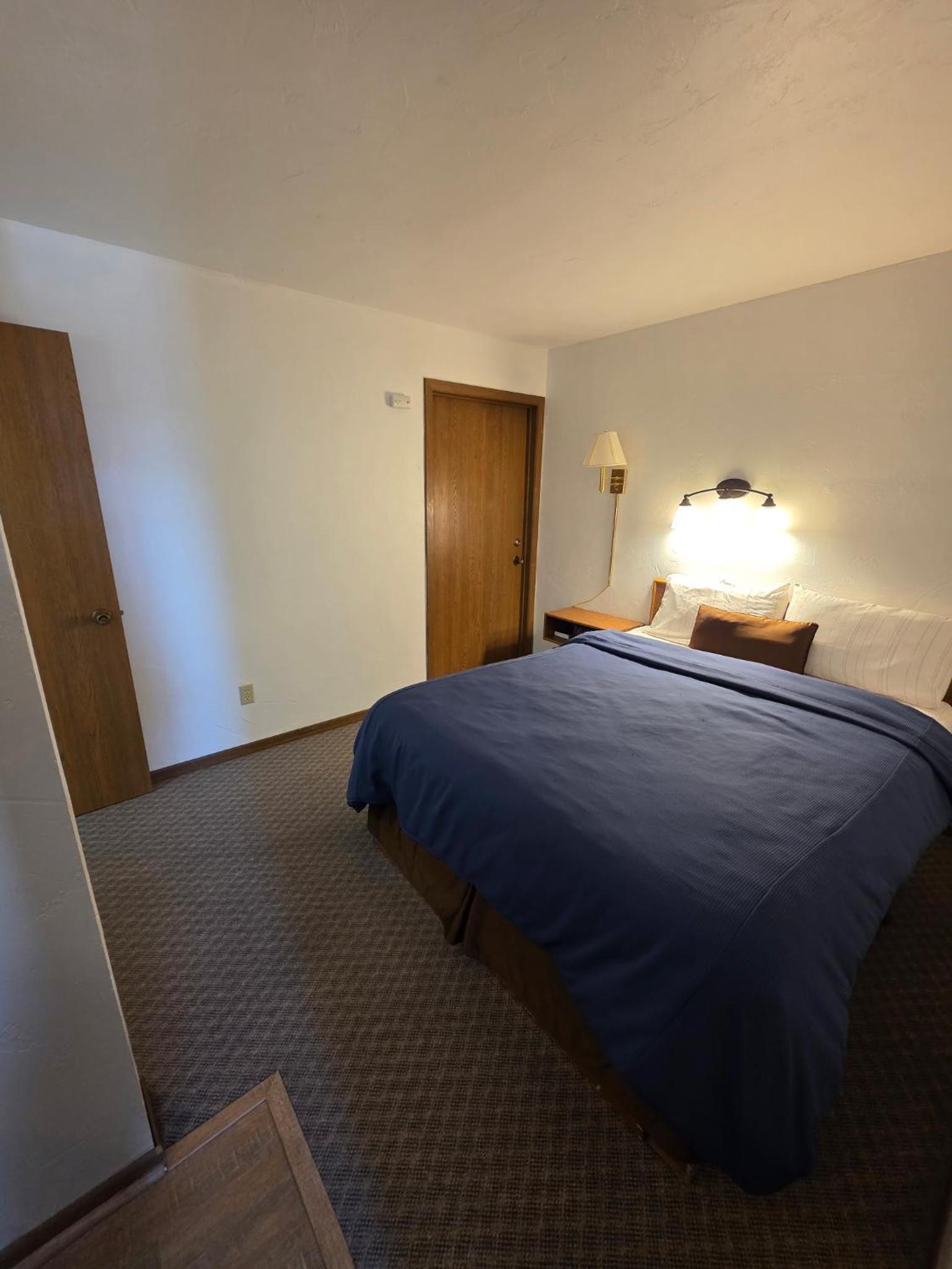 Deluxe Queen Suite