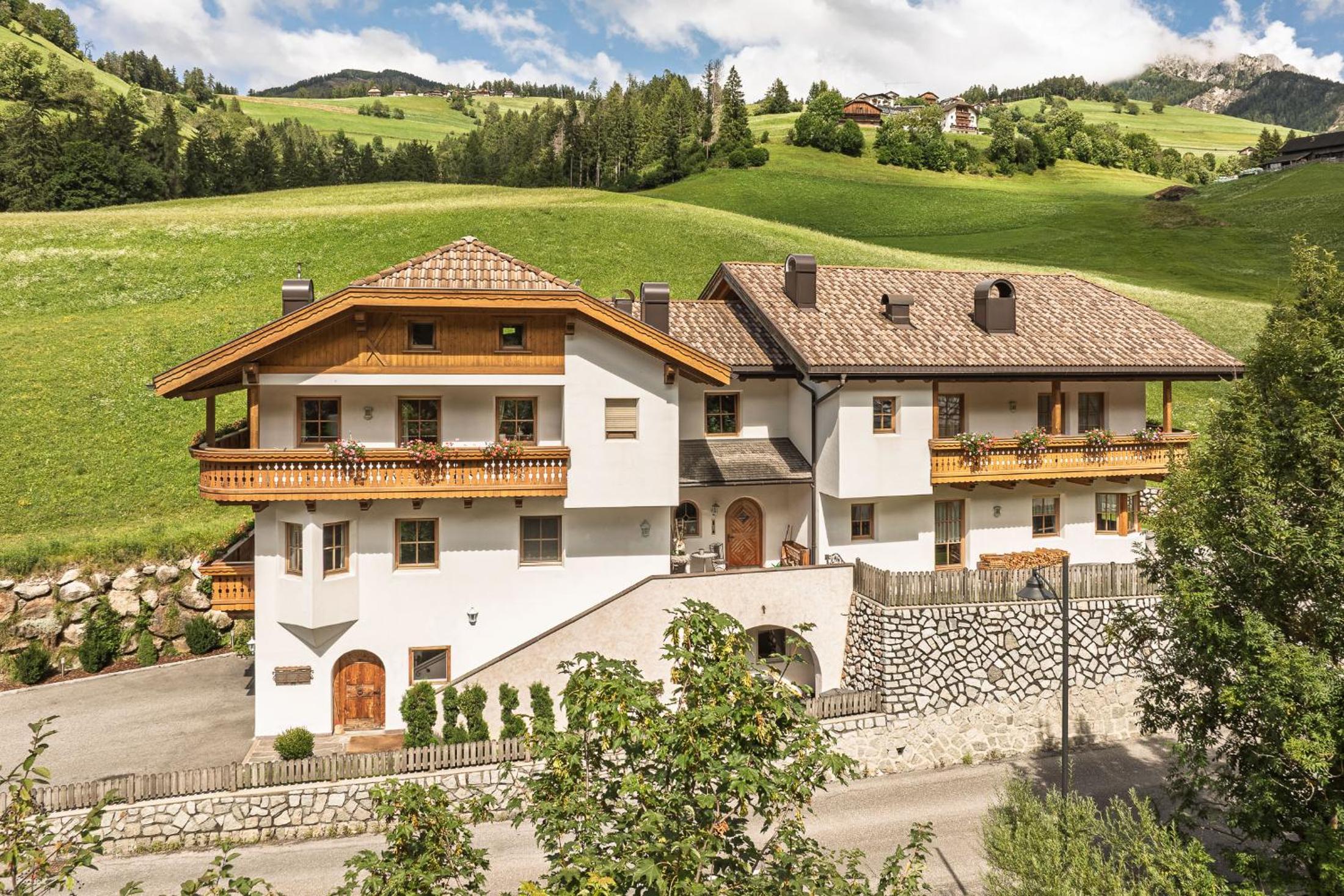 Apartment with Mountain View