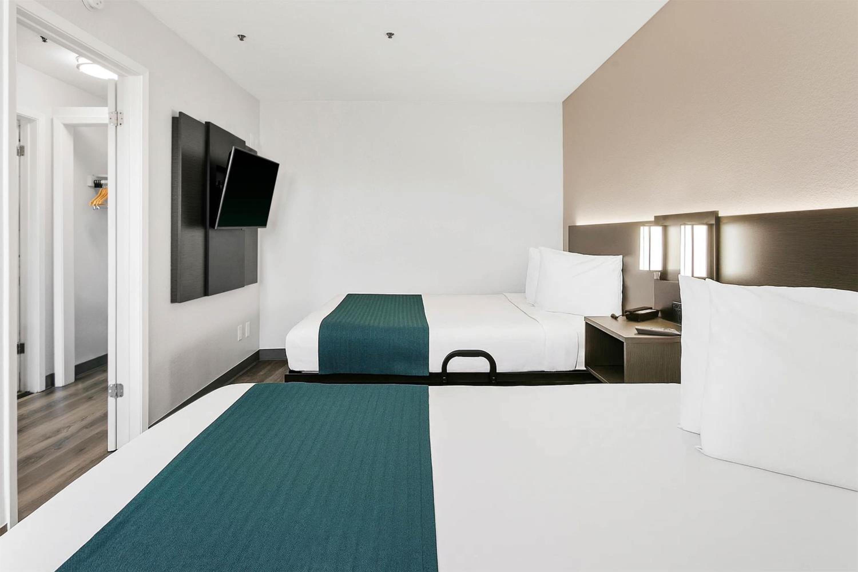 Queen Room with Two Queen Beds photo 1