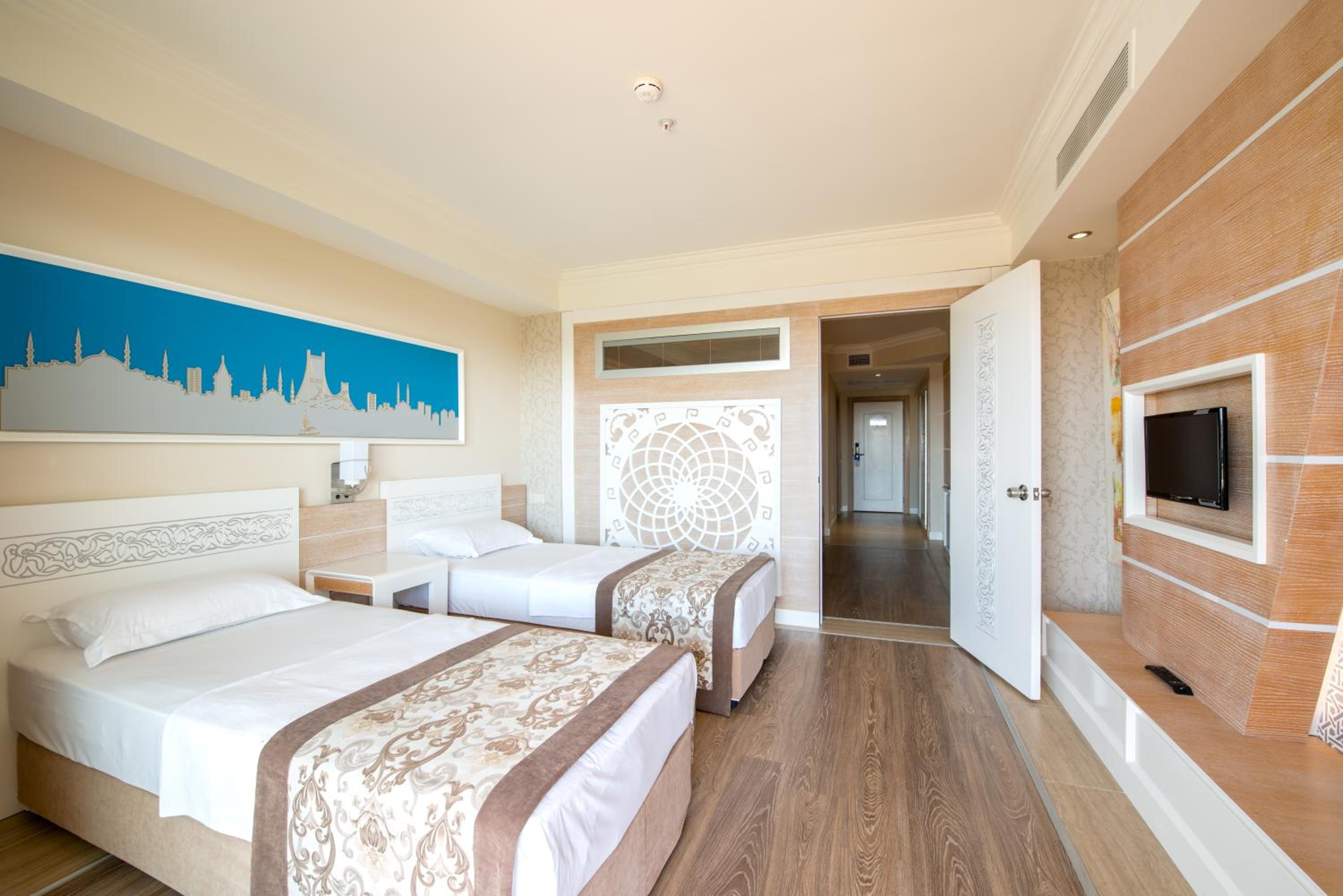 Family Room with Side Sea View photo 3